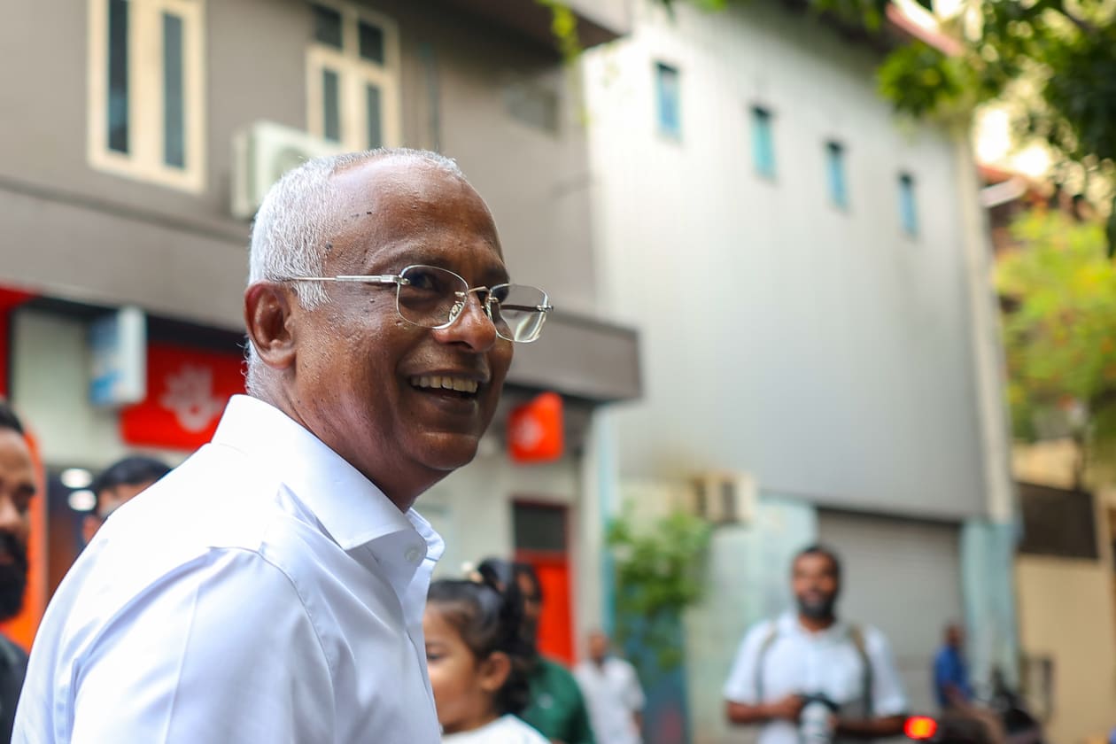ޖެނުއަރީ 10، 2023 - އެމްޑީޕީގެ ރިޔާސީ ޕްރައިމަރީގައި ވާދަކުރައްވާ އެއް ކެންޑިޑޭޓު، ރައީސުލްޖުމްހޫރިއްޔާ އިބްރާހިމް މުހައްމަދު ސޯލިހު މިއަދު ހަވީރު މާފަންނު އުތުރު ދާއިރާގެ ބައެއް ގޭގެއަށް ދޮރުން ދޮރަށް ހިންގެވުމުގެ ހަރަކާތުގެ ތެރެއިން. --- ފޮޓޯ؛ މުހައްމަދު ޝާބިން / އަދަދު