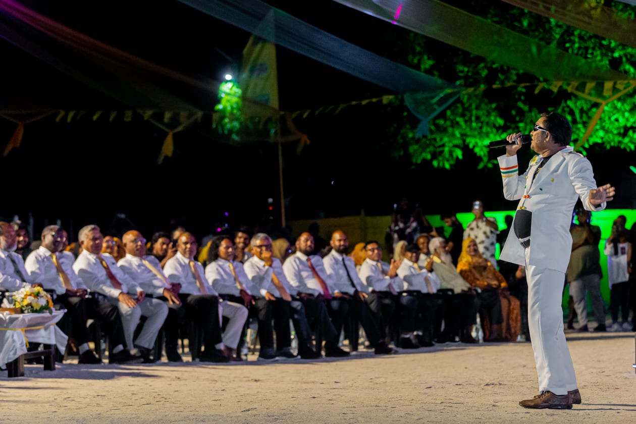އޮގަސްޓް 31، 2023 - ރިޔާސީ އިންތިހާބަށް ކެމްޕޭން ކުރެއްވުމުގެ ގޮތުން ރައީސް ސޯލިހް ޅ. އަތޮޅަށް ކުރެއްވި ދަތުރުފުޅުގެ ތެރެއިން؛ ރައީސް ސޯލިހު ވަނީ ޅ. އަތޮޅުގެ 4 ރަށަކަށް ޒިޔާރަތްކޮށް ރައްޔިތުންނާއި ބައްދަލުކުރައްވާފަ --.-- ފޮޓޯ: އަބްދުﷲ އިޔާން / އަދަދު