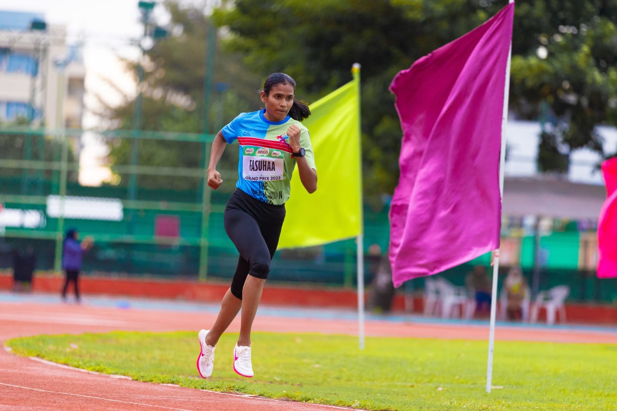 މާލެ (ޑިސެމްބަރު 24) - ހަފްތާ ބަންދުގައި މާލޭ ސިންތެޓިކް ޓްރެކުގައި ކުރިއަށްދިޔަ ގައުމީ ގްރޯން ޕްރީ 2023 އަކީ މި މުބާރާތުގެ ފަސް ވަނަ އެޑިޝަން: މި ފަހަރުގެ މޮޅު އެތުލީޓުގެ މަގާމު ހޯދީ ހުސެއިން ފަޒީލް ހާރޫން (ފްލޭޝް) އާއި ފަސޫހާ އަހުމަދު..- ފޮޓޯ: އަބްދުﷲ އިޔާން/އަދަދު