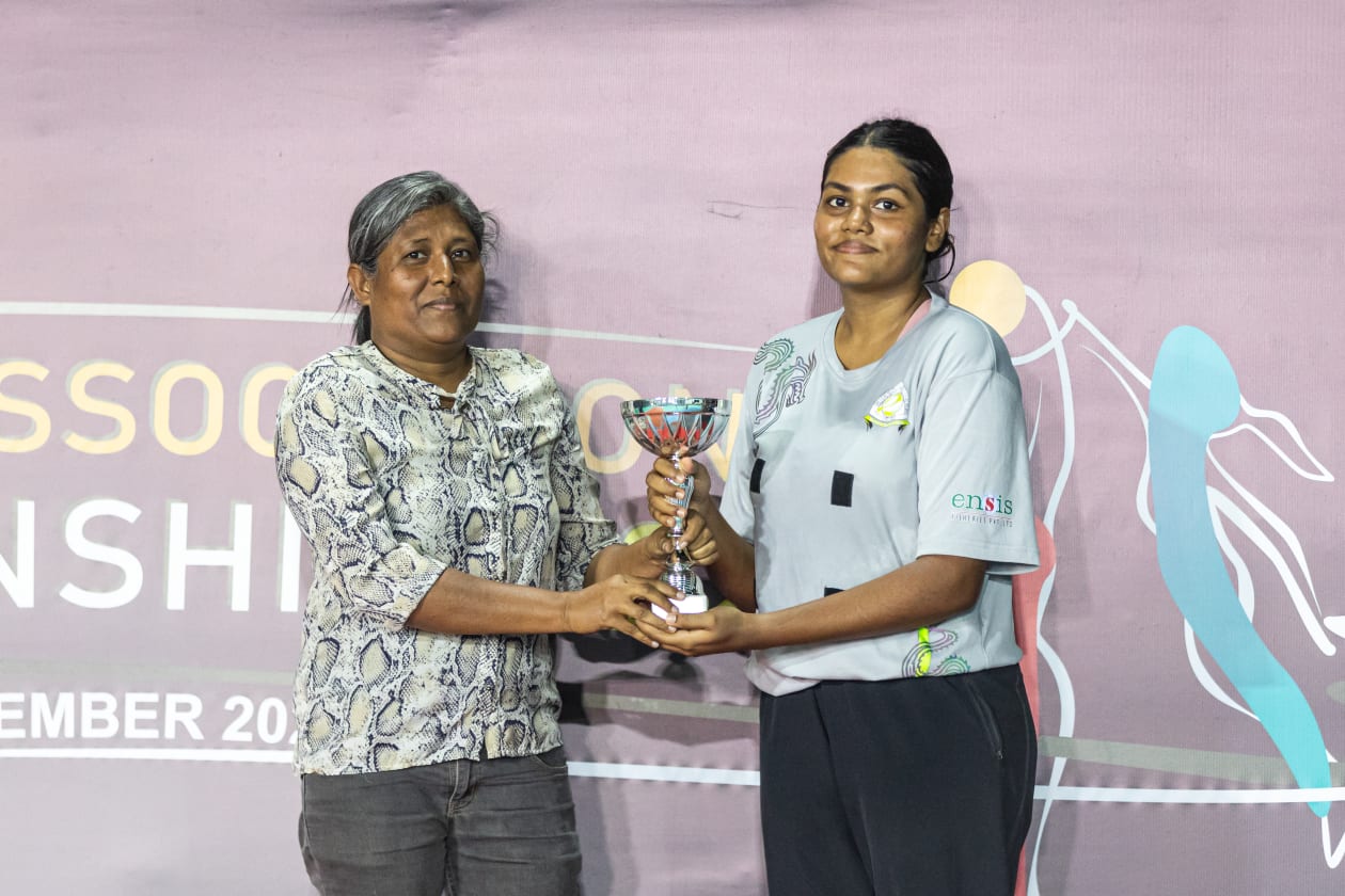 މާލެ (ޑިސެމްބަރު 20): ކްލަބް ގްރީން ސްޓްރީޓްސް ބަލިކޮށް، ނެޓްބޯޅަ އެސޯސިއޭޝަން ޗެމްޕިއަޝިޕްގެ ތަށި ކުލަބު މެޓްރިކްސް އިން ވަނީ ހޯދާފައި: މި މަހުގެ 10 ވަނަ ދުވަހު، ޖުމްލަ 11 ޓީމާ އެކު ފެށި ނެޓްބޯޅަ އެސޯސިއޭޝަން ޗެމްޕިއަޝިޕަކީ ނެޓްބޯޅަ އެސޯސިއޭޝަން އޮފް މޯލްޑިވްސް (ނާމް)ގެ މި އަހަރުގެ ފަހު މުބާރާތް.-- ފޮޓޯ: އަބްދުﷲ އިޔާން/ އަދަދު