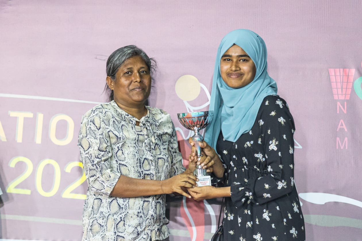 މާލެ (ޑިސެމްބަރު 20): ކްލަބް ގްރީން ސްޓްރީޓްސް ބަލިކޮށް، ނެޓްބޯޅަ އެސޯސިއޭޝަން ޗެމްޕިއަޝިޕްގެ ތަށި ކުލަބު މެޓްރިކްސް އިން ވަނީ ހޯދާފައި: މި މަހުގެ 10 ވަނަ ދުވަހު، ޖުމްލަ 11 ޓީމާ އެކު ފެށި ނެޓްބޯޅަ އެސޯސިއޭޝަން ޗެމްޕިއަޝިޕަކީ ނެޓްބޯޅަ އެސޯސިއޭޝަން އޮފް މޯލްޑިވްސް (ނާމް)ގެ މި އަހަރުގެ ފަހު މުބާރާތް.-- ފޮޓޯ: އަބްދުﷲ އިޔާން/ އަދަދު