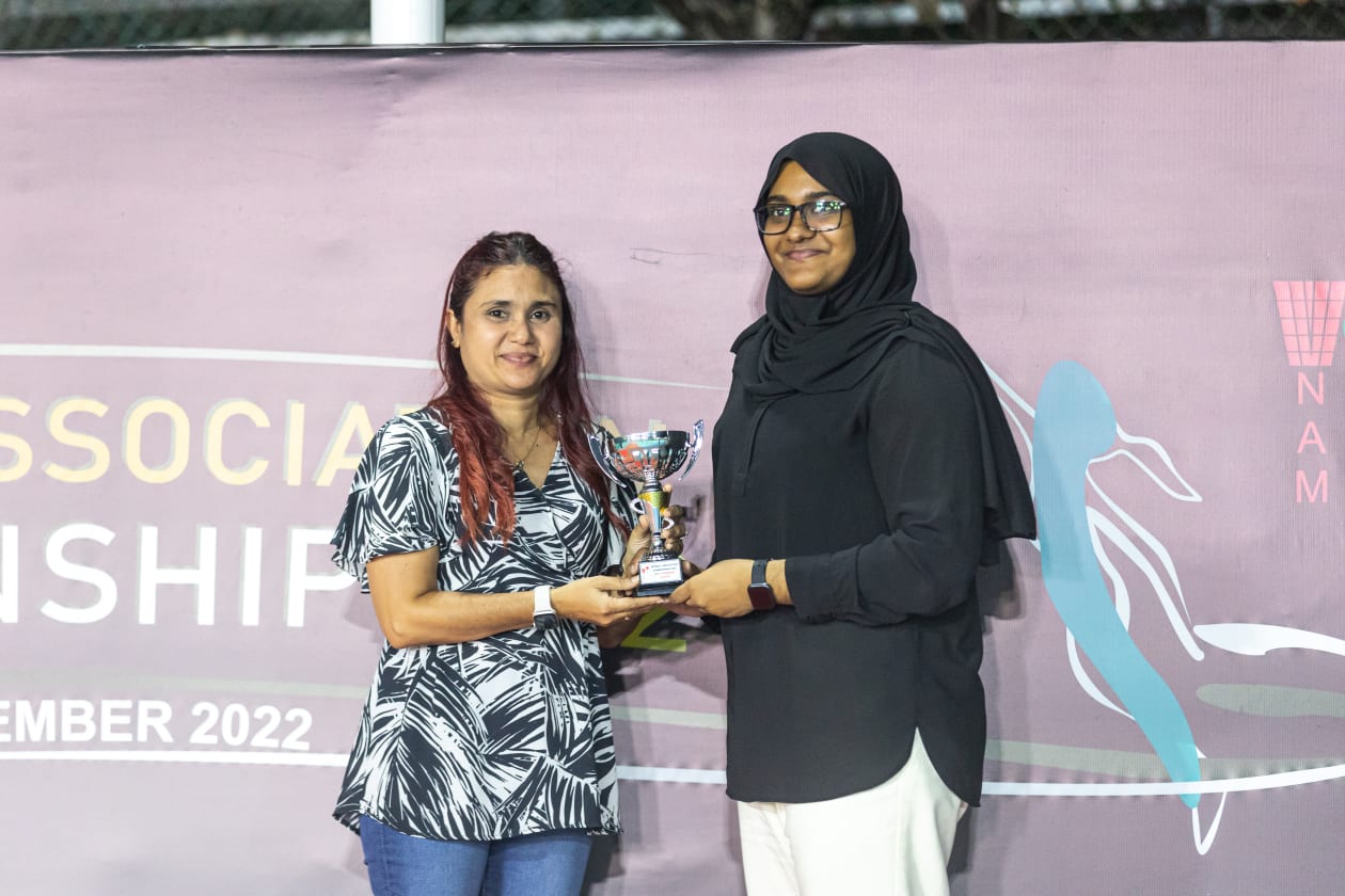 މާލެ (ޑިސެމްބަރު 20): ކްލަބް ގްރީން ސްޓްރީޓްސް ބަލިކޮށް، ނެޓްބޯޅަ އެސޯސިއޭޝަން ޗެމްޕިއަޝިޕްގެ ތަށި ކުލަބު މެޓްރިކްސް އިން ވަނީ ހޯދާފައި: މި މަހުގެ 10 ވަނަ ދުވަހު، ޖުމްލަ 11 ޓީމާ އެކު ފެށި ނެޓްބޯޅަ އެސޯސިއޭޝަން ޗެމްޕިއަޝިޕަކީ ނެޓްބޯޅަ އެސޯސިއޭޝަން އޮފް މޯލްޑިވްސް (ނާމް)ގެ މި އަހަރުގެ ފަހު މުބާރާތް.-- ފޮޓޯ: އަބްދުﷲ އިޔާން/ އަދަދު