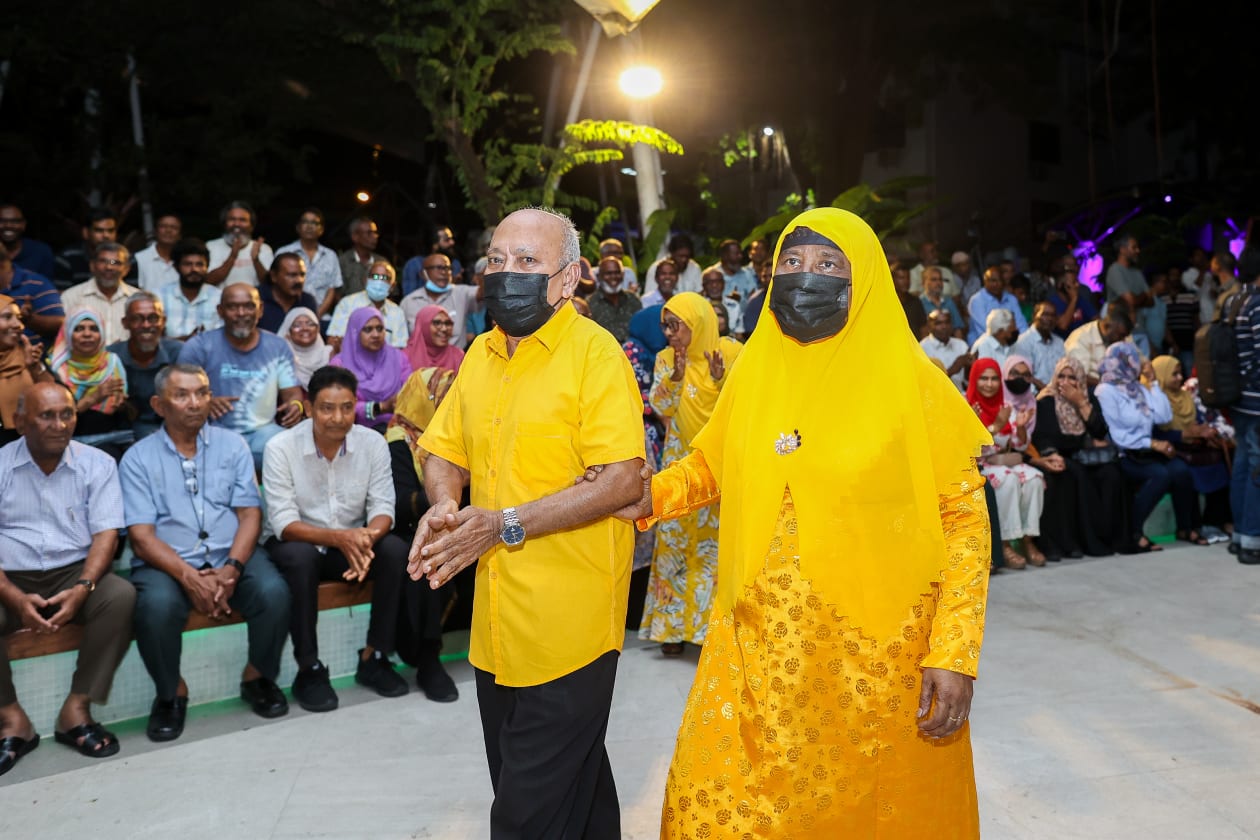 ޑިސެމްބަރ 29، 2022 - އެމްޑީޕީ ޕްރައިމަރީ އަށް ތައްޔާރުވުމުގެ ގޮތުން ރައީސް ނަޝީދު ސަލްޓަން ޕާކުގަ ބޭއްވި ޖަލްސާގެ ތެރެއިން؛ ސަޕޯޓަރުން ރީނދޫ ކުލައިގެ ހެދުމުގައި --- ފޮޓޯ؛ މުހައްމަދު ޝާބިން / އަދަދު