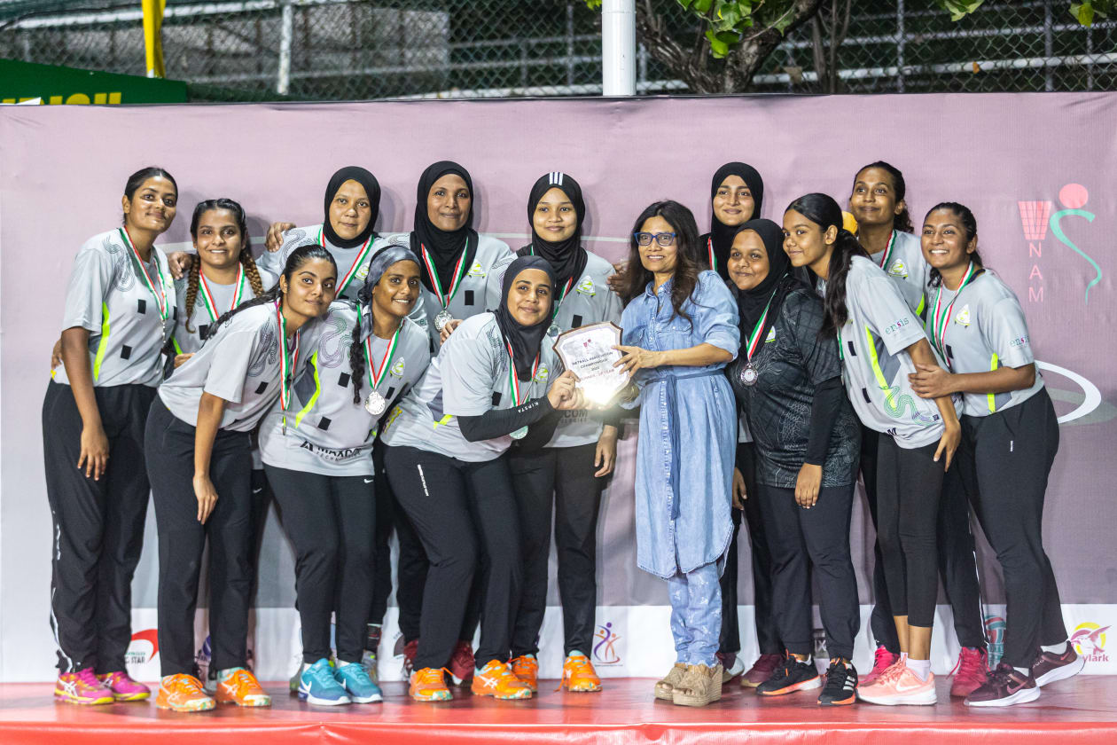 މާލެ (ޑިސެމްބަރު 20): ކްލަބް ގްރީން ސްޓްރީޓްސް ބަލިކޮށް، ނެޓްބޯޅަ އެސޯސިއޭޝަން ޗެމްޕިއަޝިޕްގެ ތަށި ކުލަބު މެޓްރިކްސް އިން ވަނީ ހޯދާފައި: މި މަހުގެ 10 ވަނަ ދުވަހު، ޖުމްލަ 11 ޓީމާ އެކު ފެށި ނެޓްބޯޅަ އެސޯސިއޭޝަން ޗެމްޕިއަޝިޕަކީ ނެޓްބޯޅަ އެސޯސިއޭޝަން އޮފް މޯލްޑިވްސް (ނާމް)ގެ މި އަހަރުގެ ފަހު މުބާރާތް.: މި ފަހަރުގެ މުބާރާތުގެ ރަނަރަޕް ހޯދި ގްރީން ސްޓްރީޓްސް ޓީމު ޝީލްޑާ އެކު.-- ފޮޓޯ: އަބްދުﷲ އިޔާން/ އަދަދު