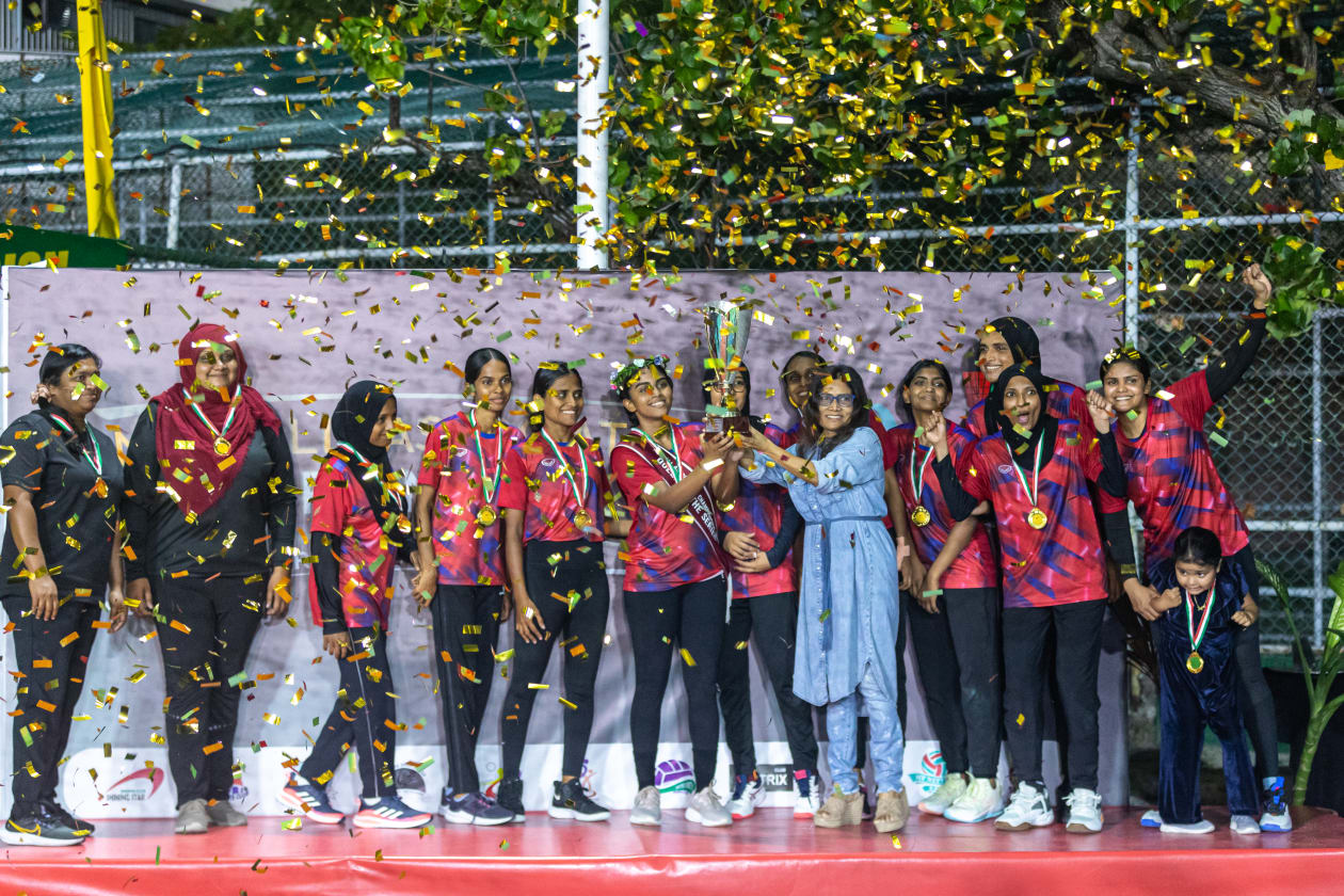 މާލެ (ޑިސެމްބަރު 20): ކްލަބް ގްރީން ސްޓްރީޓްސް ބަލިކޮށް، ނެޓްބޯޅަ އެސޯސިއޭޝަން ޗެމްޕިއަޝިޕްގެ ތަށި ކުލަބު މެޓްރިކްސް އިން ވަނީ ހޯދާފައި: މި މަހުގެ 10 ވަނަ ދުވަހު، ޖުމްލަ 11 ޓީމާ އެކު ފެށި ނެޓްބޯޅަ އެސޯސިއޭޝަން ޗެމްޕިއަޝިޕަކީ ނެޓްބޯޅަ އެސޯސިއޭޝަން އޮފް މޯލްޑިވްސް (ނާމް)ގެ މި އަހަރުގެ ފަހު މުބާރާތް: ޗެމްޕިއަންކަން ހޯދި މެޓްރިކްސް ކުޅުންތެރިން ތަށްޓާ އެކު އުފާފާޅުކުރަނީ-- ފޮޓޯ: އަބްދުﷲ އިޔާން/ އަދަދު