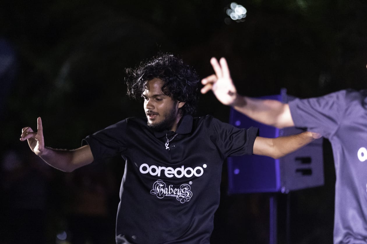 ޑިސެމްބަރ 13، 2022 - ވޯލްޑް ކަޕް ސެމީ ފައިނަލް މެޗުތަކުގެ ކުރިން އުރީދޫ ގެ ފޭންޒޯންގައި އޮތް ބޮޑުބެރު ހަރަކާތުގެ ތެރެއިން: ބެރު ގްރޫޕްގެ ނެށުންތެރިން ހަބޭސް ގެ ވޯލްޑް ކަަޕް ލަވަ 'ނަޔާ ނަޔާ' އަށް ނަށަނީ --- ފޮޓޯ؛ މުހައްމަދު ޝާބިން / އަދަދު