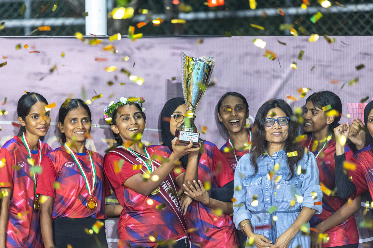މާލެ (ޑިސެމްބަރު 20): ކްލަބް ގްރީން ސްޓްރީޓްސް ބަލިކޮށް، ނެޓްބޯޅަ އެސޯސިއޭޝަން ޗެމްޕިއަޝިޕްގެ ތަށި ކުލަބު މެޓްރިކްސް އިން ވަނީ ހޯދާފައި: މި މަހުގެ 10 ވަނަ ދުވަހު، ޖުމްލަ 11 ޓީމާ އެކު ފެށި ނެޓްބޯޅަ އެސޯސިއޭޝަން ޗެމްޕިއަޝިޕަކީ ނެޓްބޯޅަ އެސޯސިއޭޝަން އޮފް މޯލްޑިވްސް (ނާމް)ގެ މި އަހަރުގެ ފަހު މުބާރާތް: ޗެމްޕިއަންކަން ހޯދި މެޓްރިކްސް ކުޅުންތެރިން ތަށްޓާ އެކު އުފާފާޅުކުރަނީ-- ފޮޓޯ: އަބްދުﷲ އިޔާން/ އަދަދު