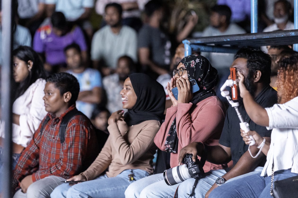 ޑިސެމްބަރ 13، 2022 - ވޯލްޑް ކަޕް ސެމީ ފައިނަލް މެޗުތަކުގެ ކުރިން އުރީދޫ ގެ ފޭންޒޯންގައި އޮތް ބޮޑުބެރު ހަރަކާތުގެ ތެރެއިން: ޝޯ ބަލަން އައިސް ހުރި މީހެއް ފޯރި ނަގަނީ --- ފޮޓޯ؛ މުހައްމަދު ޝާބިން / އަދަދު