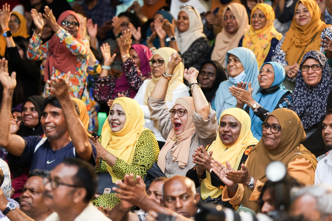 ޑިސެމްބަރ 29، 2022 - އެމްޑީޕީ ޕްރައިމަރީ އަށް ތައްޔާރުވުމުގެ ގޮތުން ރައީސް ނަޝީދު ސަލްޓަން ޕާކުގަ ބޭއްވި ޖަލްސާގެ ތެރެއިން؛ ސަޕޯޓަރުން ޖަލްސާގައި ފޯރި ނަގަނީ --- ފޮޓޯ؛ މުހައްމަދު ޝާބިން / އަދަދު
