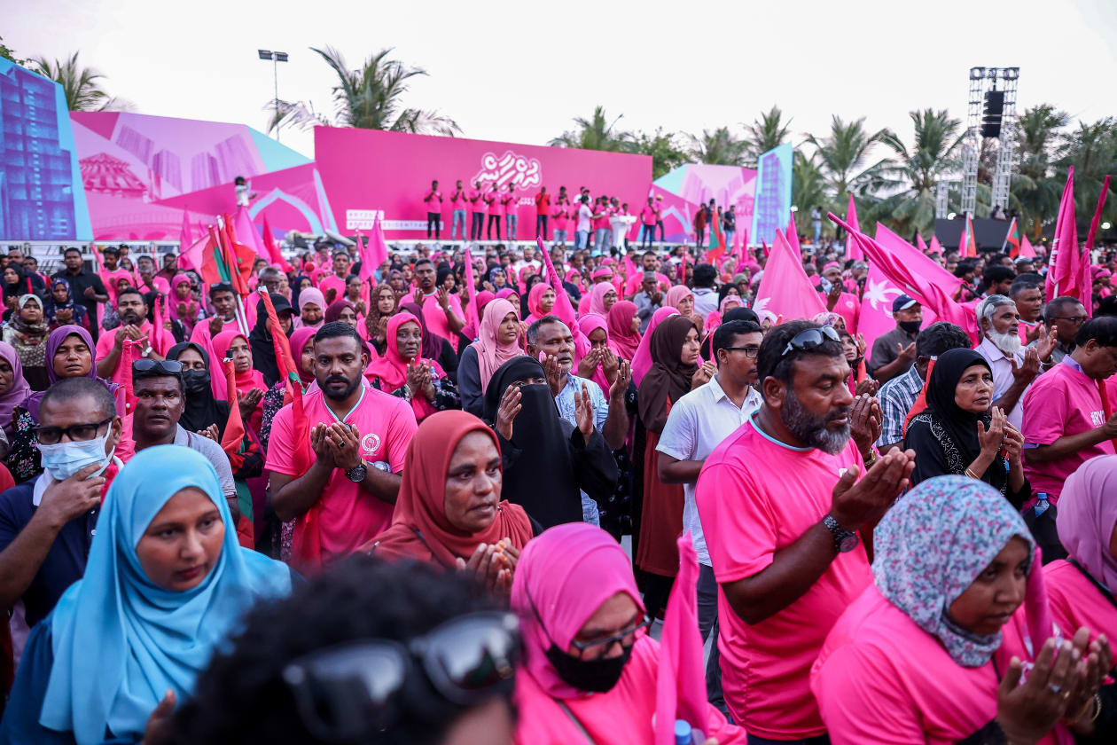 ފެބްރުއަރީ 3، 2023 - އިދިކޮޅު ކޮލިޝަނުން ކުރިއަށްގެންދާ "ހޯޕް ކޮންފަރެންސް" ގެ ތެރެއިން ބޭއްވި "ބުންވަރު" ހިނގާލުމުގެ ތެރެއިން. މި ހިނގާލުމުގައި އިދިކޮޅަށް ސަޕޯޓުކުރާ ގިނަ އަދަދެއްގެ މީހުން ބައިވެރިވި. --- ފޮޓޯ: މުހައްމަދު ޝާބިން/އަދަދު