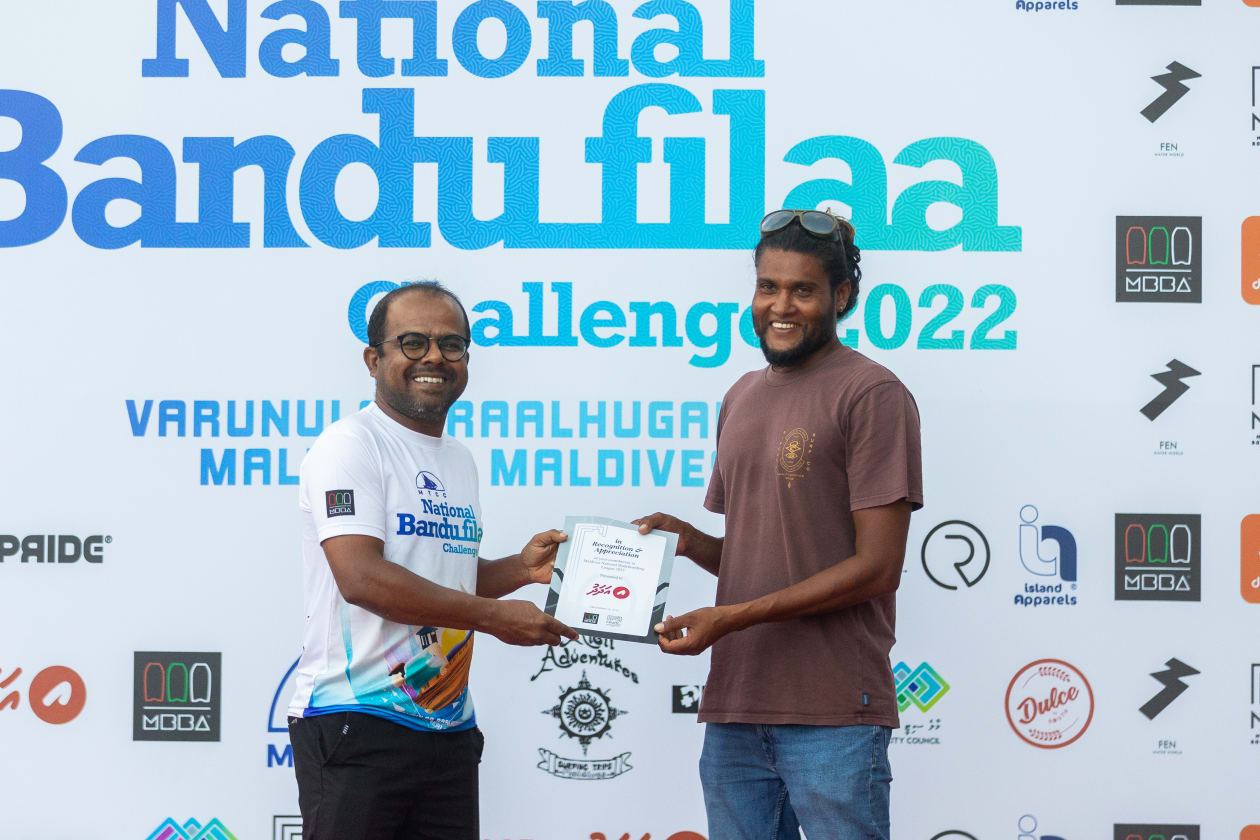 މާލެ (ޑިސެމްބަރު 24): މި މަހު 17-23 އަށް މާލޭ ރާޅުގަނޑު ސަރަހައްދުގައި ކުރިއަށްދިޔަ ގައުމީ ބޮޑީބޯޑިން ލީގުގެ ފަހު މުބާރާތް ކަމަށްވާ ގައުމީ ބަނޑުފިލާ މުބާރާތް ކުރިއަށްދިޔައީ ވަރަށް ފޯރިގަދަކޮށް: ތިން ޑިވިޝަނަކަށް ކުރިއަށްދިޔަ މި މުބާރާތުގެ އޯޕަން ބައިގެ ޗެމްޕިއަންކަން އަލީ ޚުޝްރުވާން އަލީ (ކުޑަ އައްޔަ) ހޯދިއިރު، ޖޫނިއާ އޯޕަން ބައި އާމިން އުމަރު މޫސާ ކާމިޔާބުކުރި، އަދި މާސްޓާސް ޑިވިޝަނުގެ ޗެމްޕިއަނަކީ އިބްރާހިމް ޝިމާން: ގައުމީ ބޮޑީބޯޑިން ލީގާއި އެސޯސިއޭޝަނުގެ މީޑިއާ ޕާޓްނަރު "އަދަދު" އަށް ސެޓްފިކެޓް ހަވާލުކުރަނީ.-- ފޮޓޯ: އަބްދުﷲ އިޔާން - މުހައްމަދު ޝާބިން/ އަދަދު 