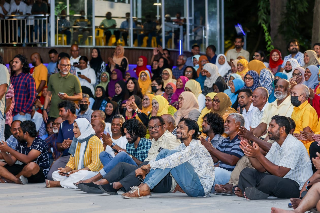 ޑިސެމްބަރ 29، 2022 - އެމްޑީޕީ ޕްރައިމަރީ އަށް ތައްޔާރުވުމުގެ ގޮތުން ރައީސް ނަޝީދު ސަލްޓަން ޕާކުގަ ބޭއްވި ޖަލްސާގެ ތެރެއިން؛ ސަޕޯޓަރުން ޖަލްސާގައި އިށީނދެލައިގެން --- ފޮޓޯ؛ މުހައްމަދު ޝާބިން / އަދަދު