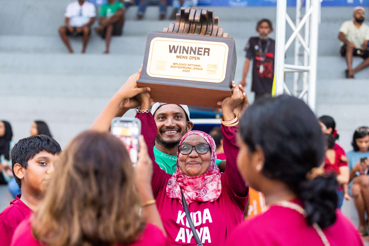 މާލެ (ޑިސެމްބަރު 24): މި މަހު 17-23 އަށް މާލޭ ރާޅުގަނޑު ސަރަހައްދުގައި ކުރިއަށްދިޔަ ގައުމީ ބޮޑީބޯޑިން ލީގުގެ ފަހު މުބާރާތް ކަމަށްވާ ގައުމީ ބަނޑުފިލާ މުބާރާތް ކުރިއަށްދިޔައީ ވަރަށް ފޯރިގަދަކޮށް: ތިން ޑިވިޝަނަކަށް ކުރިއަށްދިޔަ މި މުބާރާތުގެ އޯޕަން ބައިގެ ޗެމްޕިއަންކަން އަލީ ޚުޝްރުވާން އަލީ (ކުޑަ އައްޔަ) ހޯދިއިރު، ޖޫނިއާ އޯޕަން ބައި އާމިން އުމަރު މޫސާ ކާމިޔާބުކުރި، އަދި މާސްޓާސް ޑިވިޝަނުގެ ޗެމްޕިއަނަކީ އިބްރާހިމް ޝިމާން: ގައުމީ ބޮޑީބޯޑިން ލީގު ކާމިޔާބުކުރި ކުޑަ އައްޔަ އާއިލާއާ އެކު އުފާފާޅުކުރަނީ.-- ފޮޓޯ: އަބްދުﷲ އިޔާން - މުހައްމަދު ޝާބިން/ އަދަދު 