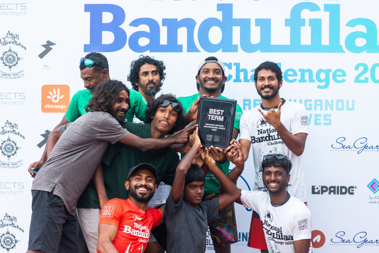މާލެ (ޑިސެމްބަރު 24): މި މަހު 17-23 އަށް މާލޭ ރާޅުގަނޑު ސަރަހައްދުގައި ކުރިއަށްދިޔަ ގައުމީ ބޮޑީބޯޑިން ލީގުގެ ފަހު މުބާރާތް ކަމަށްވާ ގައުމީ ބަނޑުފިލާ މުބާރާތް ކުރިއަށްދިޔައީ ވަރަށް ފޯރިގަދަކޮށް: ތިން ޑިވިޝަނަކަށް ކުރިއަށްދިޔަ މި މުބާރާތުގެ އޯޕަން ބައިގެ ޗެމްޕިއަންކަން އަލީ ޚުޝްރުވާން އަލީ (ކުޑަ އައްޔަ) ހޯދިއިރު، ޖޫނިއާ އޯޕަން ބައި އާމިން އުމަރު މޫސާ ކާމިޔާބުކުރި، އަދި މާސްޓާސް ޑިވިޝަނުގެ ޗެމްޕިއަނަކީ އިބްރާހިމް ޝިމާން: އެންމެ މޮޅު ޓީމަކަށް ހޮވުނު ޓީމުން ޓްރޮފީ ހިފައިގެން.-- ފޮޓޯ: އަބްދުﷲ އިޔާން - މުހައްމަދު ޝާބިން/ އަދަދު 