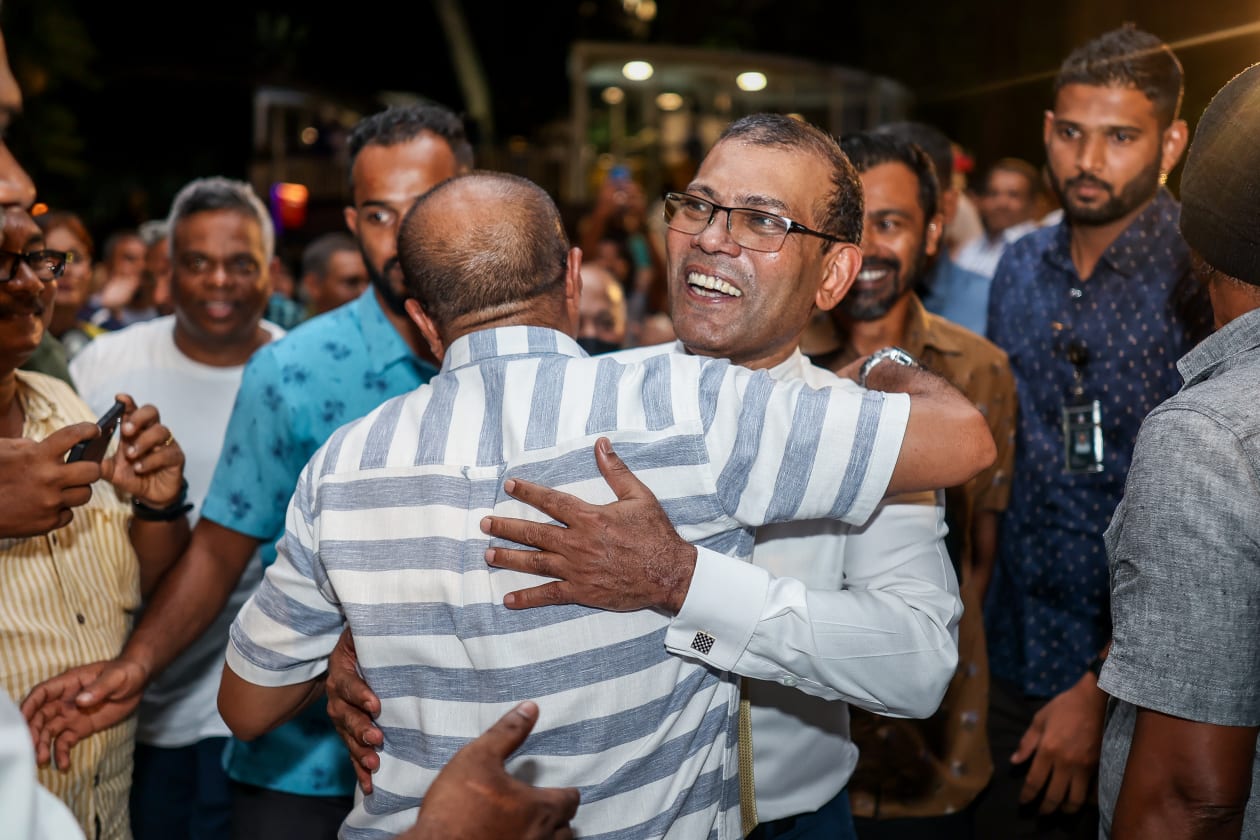 ޑިސެމްބަރ 29، 2022 - އެމްޑީޕީ ޕްރައިމަރީ އަށް ތައްޔާރުވުމުގެ ގޮތުން ރައީސް ނަޝީދު ސަލްޓަން ޕާކުގަ ބޭއްވި ޖަލްސާގެ ތެރެއިން؛ ނަޝީދު ސަޕޯޓަރަކު ގައިގައި ބައްދާލަނީ --- ފޮޓޯ؛ މުހައްމަދު ޝާބިން / އަދަދު
