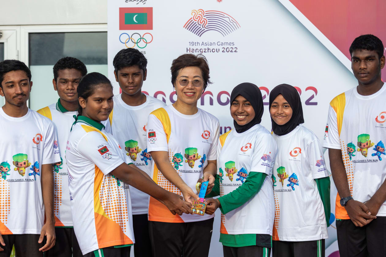ފެބްރުއަރީ 4، 2022: ހުޅުމާލެ - މޯލްޑިވްސް އޮލިމްޕިކް ކޮމިޓީ (އެމްއޯސީ) އާއި އޮލިމްޕިކް ކައުންސިލް އޮފް އޭޝިއާ (އޯސީއޭ) އަދި ހަންގްޒޫ ގޭމްސް އޮގަނައިޒިން ކޮމިޓީ ގުޅިގެން އެކި ގައުމުތަކުގައި އޭޝިއަން ގޭމްސް ޕްރޮމޯޓްކޮށް، ފޯރި އާލާ ކުރުމުގެ ގޮތުން ބާއްވާ "ފަން ރަން" މިއަދު ވަނީ ހުޅުމާލޭގައި ކުރިއަށްގެންގޮސްފައި: އިވެންޓްގައި ބައިވެރިވި ގިނަ ކުޑަކުދިންނަކީ ރަޖިސްޓްރީކޮށްގެން ހިނގާ ކްލަބް އެކެޑަމީތަކާއި ސްކޫލްތަކުގެ ފަރާތުން ބައިވެރިވި ކުދިން.-- ފޮޓޯ: މުހައްމަދު ޝާބިން/ އަދަދު
