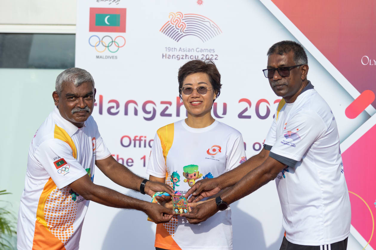 ފެބްރުއަރީ 4، 2022: ހުޅުމާލެ - މޯލްޑިވްސް އޮލިމްޕިކް ކޮމިޓީ (އެމްއޯސީ) އާއި އޮލިމްޕިކް ކައުންސިލް އޮފް އޭޝިއާ (އޯސީއޭ) އަދި ހަންގްޒޫ ގޭމްސް އޮގަނައިޒިން ކޮމިޓީ ގުޅިގެން އެކި ގައުމުތަކުގައި އޭޝިއަން ގޭމްސް ޕްރޮމޯޓްކޮށް، ފޯރި އާލާ ކުރުމުގެ ގޮތުން ބާއްވާ "ފަން ރަން" މިއަދު ވަނީ ހުޅުމާލޭގައި ކުރިއަށްގެންގޮސްފައި: އިވެންޓް ނިންމާލުމަށް ފަހު، މޯލްޑިވްސް އޮލިމްޕިކް ކޮމިޓީގެ ރައީސް މުހައްމަދު އަބްދުއްސައްތާރު (ޗަމްޕީ) އާއި ނައިބު ރައީސް އަހުމަދު އިސްމާއިލް އަދި ޗައިނާ އިން ރާއްޖެއަށް ކަނޑައަޅާފައި ހުންނަވާ ސަފީރު ވަން ލީޝިން.-- ފޮޓޯ: މުހައްމަދު ޝާބިން/ އަދަދު