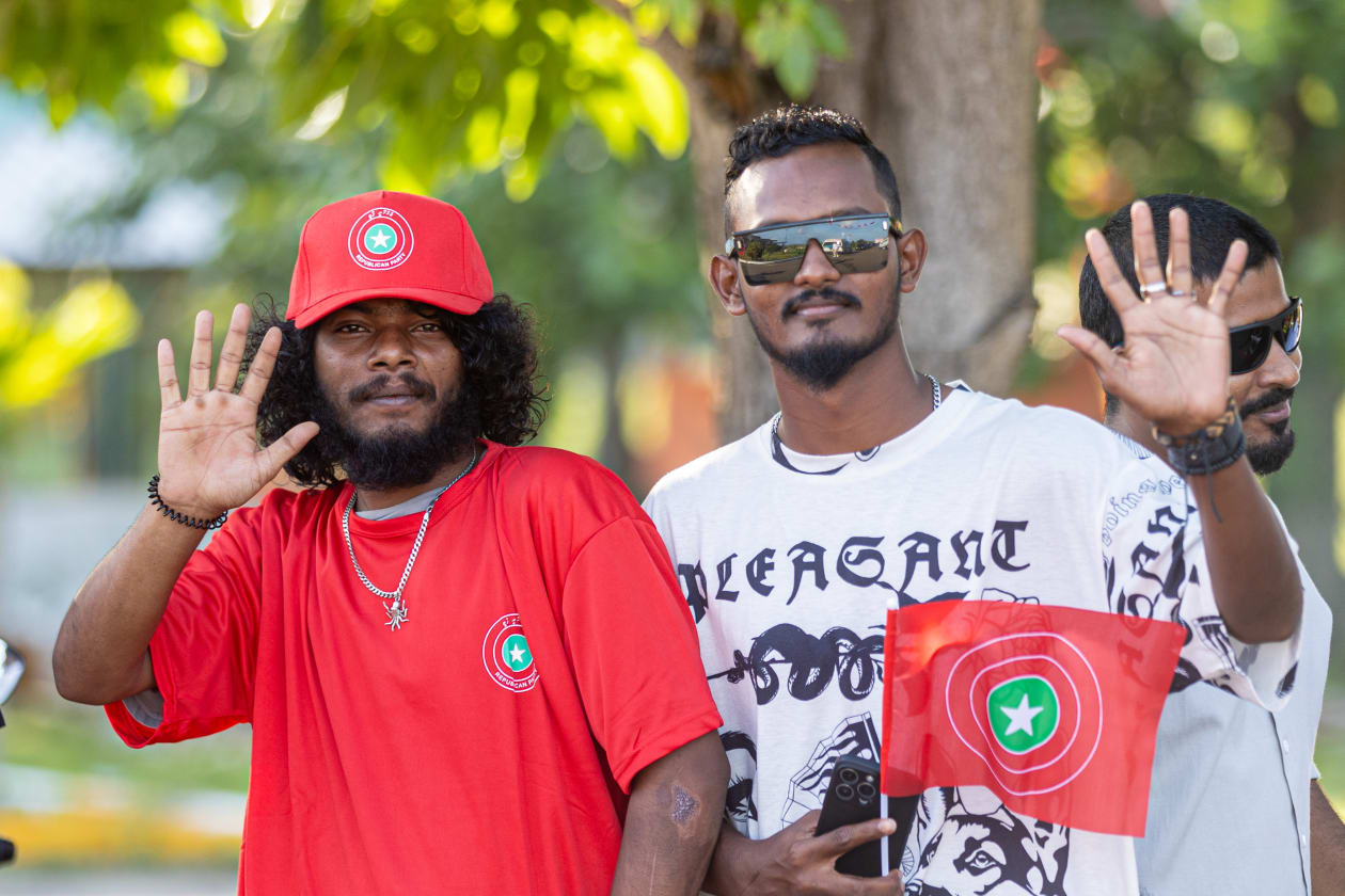 ސެޕްޓެމްބަރު 4، 2023 - ރިޔާސީ އިންތިހާބުގެ ކެމްޕޭނުގައި ޖުމްހޫރީ ޕާޓީގެ ރިޔާސީ ކެންޑިޑޭޓު އަދި ލީޑަރު ގާސިމް އިބްރާހިމް ފުވައްމުލަކަށް ކުރެއްވި ދަތުރުގެ ތެރެއިން -- ފޮޓޯ: އަބްދުﷲ އިޔާން/ އަދަދު