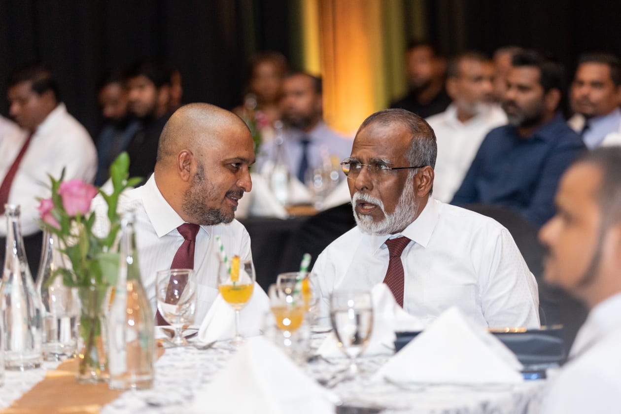 ނޫސްވެރިންގެ އަގު ވަޒަން ކުރުމުގެ ގޮތުން ބޭއްވި ނޫސްވެރިންގެ އިނާމް ދިނުމުގެ ހަފުލާގެ ތެރެއިން: ގިނަ ދާއިރާތަކަކުން ނޫސްވެރިންގެ އިނާމް ދީފައިވާއިރު 11 ނޫސްވެރިޔަކު ވަނީ އެވޯޑް ހާސިލްކޮށްފައި. އޭގެ ތެރެއިން ހަތަރު އެވޯޑެއް "އަދަދު"ގެ އުފެއްދުންތަކުން ނޫސްވެރިން ހޯދާފައިވޭ -- ފޮޓޯ: މުހައްމަދު ޝާބިން / އަދަދު 