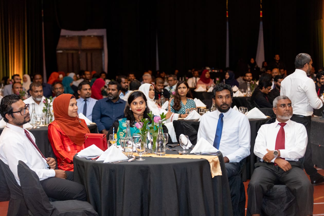 ނޫސްވެރިންގެ އަގު ވަޒަން ކުރުމުގެ ގޮތުން ބޭއްވި ނޫސްވެރިންގެ އިނާމް ދިނުމުގެ ހަފުލާގެ ތެރެއިން: ގިނަ ދާއިރާތަކަކުން ނޫސްވެރިންގެ އިނާމް ދީފައިވާއިރު 11 ނޫސްވެރިޔަކު ވަނީ އެވޯޑް ހާސިލްކޮށްފައި. އޭގެ ތެރެއިން ހަތަރު އެވޯޑެއް "އަދަދު"ގެ އުފެއްދުންތަކުން ނޫސްވެރިން ހޯދާފައިވޭ -- ފޮޓޯ: މުހައްމަދު ޝާބިން / އަދަދު 