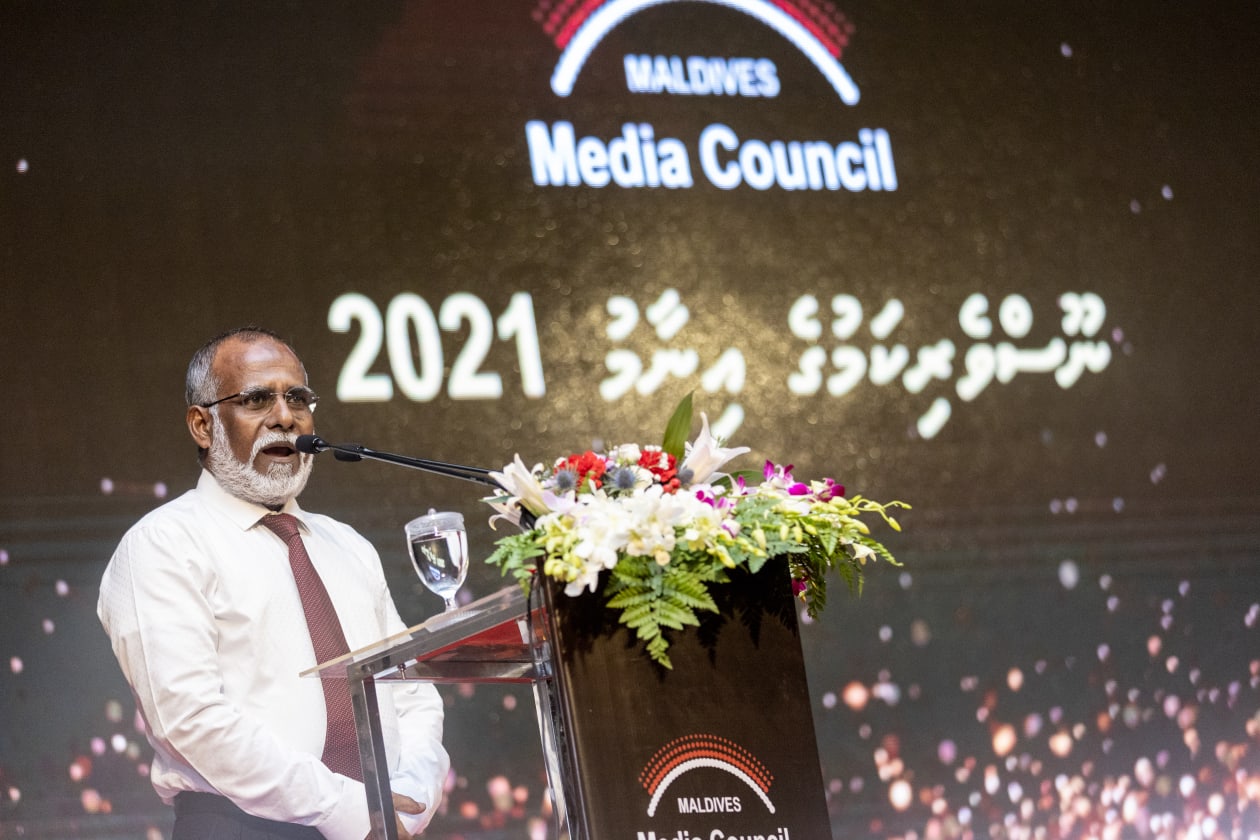 ނޫސްވެރިންގެ އަގު ވަޒަން ކުރުމުގެ ގޮތުން ބޭއްވި ނޫސްވެރިންގެ އިނާމް ދިނުމުގެ ހަފުލާގެ ތެރެއިން: ގިނަ ދާއިރާތަކަކުން ނޫސްވެރިންގެ އިނާމް ދީފައިވާއިރު 11 ނޫސްވެރިޔަކު ވަނީ އެވޯޑް ހާސިލްކޮށްފައި. އޭގެ ތެރެއިން ހަތަރު އެވޯޑެއް "އަދަދު"ގެ އުފެއްދުންތަކުން ނޫސްވެރިން ހޯދާފައިވޭ -- ފޮޓޯ: މުހައްމަދު ޝާބިން / އަދަދު 