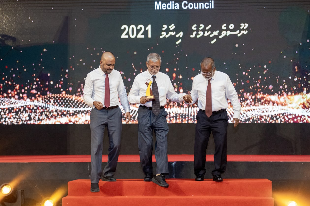 ނޫސްވެރިންގެ އަގު ވަޒަން ކުރުމުގެ ގޮތުން ބޭއްވި ނޫސްވެރިންގެ އިނާމް ދިނުމުގެ ހަފުލާގެ ތެރެއިން: ގިނަ ދާއިރާތަކަކުން ނޫސްވެރިންގެ އިނާމް ދީފައިވާއިރު 11 ނޫސްވެރިޔަކު ވަނީ އެވޯޑް ހާސިލްކޮށްފައި. އޭގެ ތެރެއިން ހަތަރު އެވޯޑެއް "އަދަދު"ގެ އުފެއްދުންތަކުން ނޫސްވެރިން ހޯދާފައިވޭ -- ފޮޓޯ: މުހައްމަދު ޝާބިން / އަދަދު 