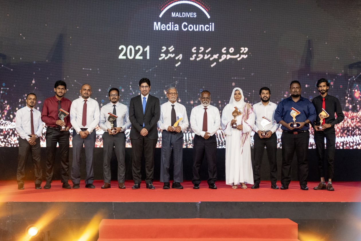 ނޫސްވެރިންގެ އަގު ވަޒަން ކުރުމުގެ ގޮތުން ބޭއްވި ނޫސްވެރިންގެ އިނާމް ދިނުމުގެ ހަފުލާގެ ތެރެއިން: ގިނަ ދާއިރާތަކަކުން ނޫސްވެރިންގެ އިނާމް ދީފައިވާއިރު 11 ނޫސްވެރިޔަކު ވަނީ އެވޯޑް ހާސިލްކޮށްފައި. އޭގެ ތެރެއިން ހަތަރު އެވޯޑެއް "އަދަދު"ގެ އުފެއްދުންތަކުން ނޫސްވެރިން ހޯދާފައިވޭ -- ފޮޓޯ: މުހައްމަދު ޝާބިން / އަދަދު 
