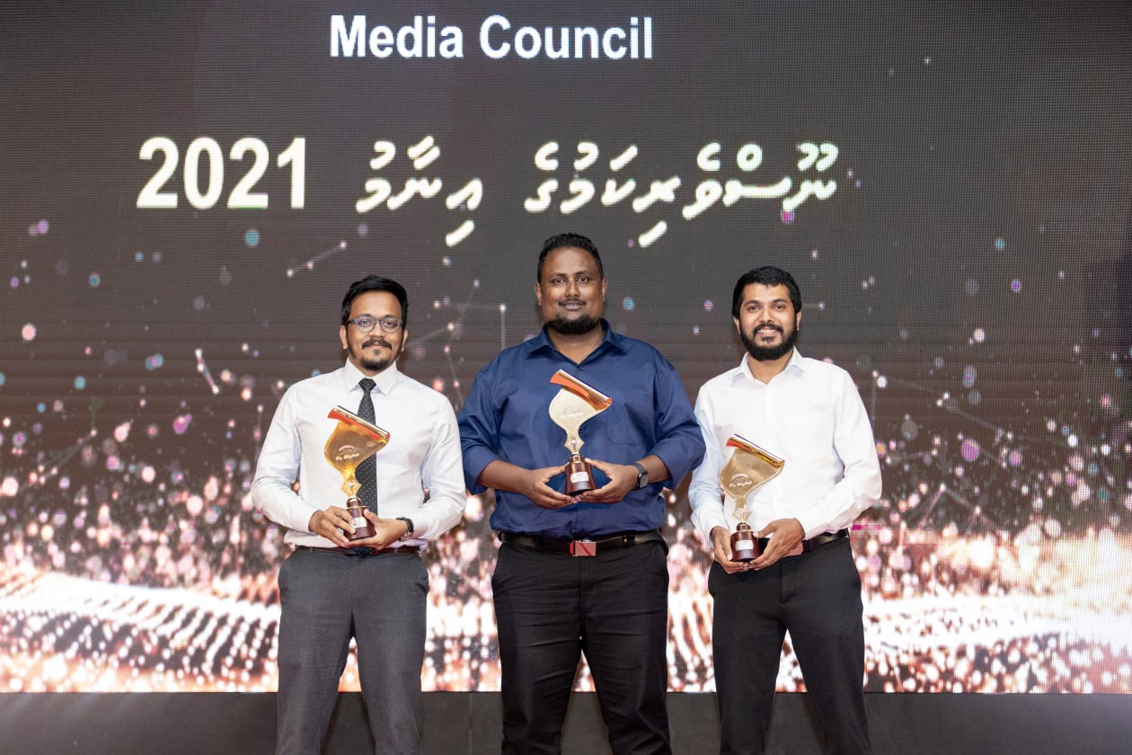 ނޫސްވެރިންގެ އަގު ވަޒަން ކުރުމުގެ ގޮތުން ބޭއްވި ނޫސްވެރިންގެ އިނާމް ދިނުމުގެ ހަފުލާގެ ތެރެއިން: ގިނަ ދާއިރާތަކަކުން ނޫސްވެރިންގެ އިނާމް ދީފައިވާއިރު 11 ނޫސްވެރިޔަކު ވަނީ އެވޯޑް ހާސިލްކޮށްފައި. އޭގެ ތެރެއިން ހަތަރު އެވޯޑެއް "އަދަދު"ގެ އުފެއްދުންތަކުން ނޫސްވެރިން ހޯދާފައިވޭ -- ފޮޓޯ: މުހައްމަދު ޝާބިން / އަދަދު 