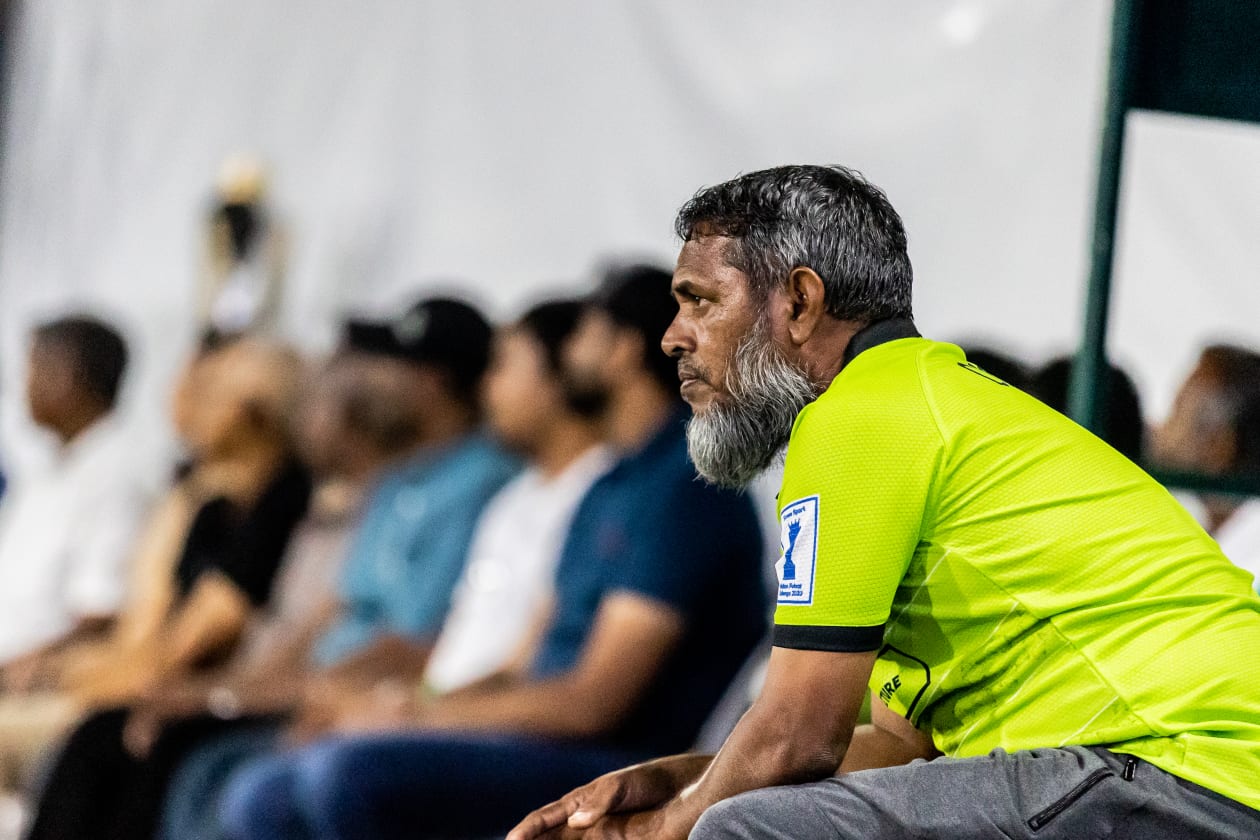 ފެބްރުއަރީ 4، 2022 - (ހުޅުމާލެ): ރާއްޖޭގައި ބޭއްވޭ އެންމެ ބޮޑު ފުޓްސަލް މުބާރާތް، ސޮނީ ގޯލްޑަން ފުޓްސަލް ޗެލެންޖް އިން މި އަހަރު ފެށީ މުޅިން އަލަށް ފެށި ކޮންސެޕްޓްގައި ކުޅުނު ފުރަތަމަ ޗެރިޓީ ޝީލްޑް މެޗަކުން: ޗެރިޓީ ޝީލްޑް މެޗުގައި އެންމެ ފަހުގެ ޗެމްޕިއަން، ތ. ތިމަރަފުށި ބަލިކޮށް ޝީލްޑް މެޗް ކާމިޔާބު ކުރީ ކ. ގާފަރުން: ގާފަރު ޓީމުގެ ކޯޗު އަބްދުﷲ ނަސީރު (އަބޯ) ޓީމަށް އިރުޝާދު ދެނީ--- ފޮޓޯ: މުހައްމަދު ޝާބިން/ އަދަދު