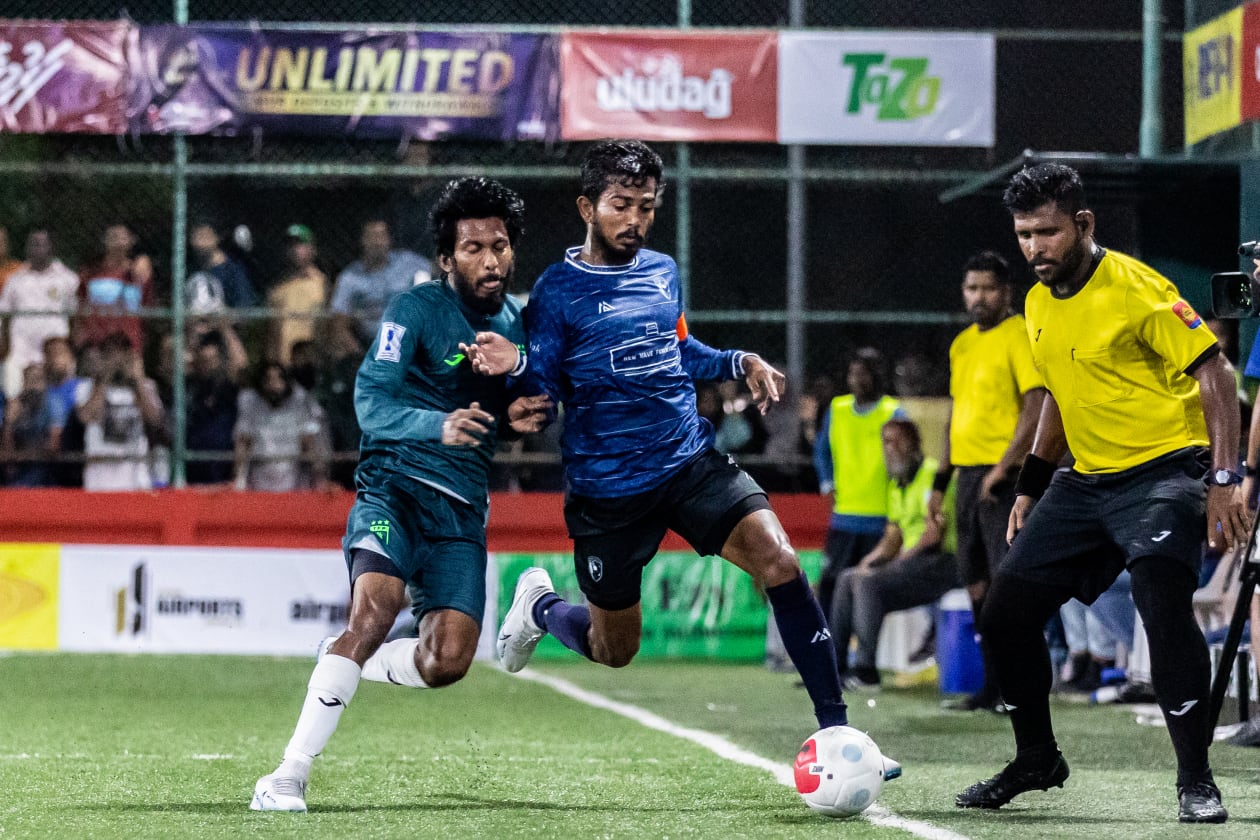 ފެބްރުއަރީ 4، 2022 - (ހުޅުމާލެ): ރާއްޖޭގައި ބޭއްވޭ އެންމެ ބޮޑު ފުޓްސަލް މުބާރާތް، ސޮނީ ގޯލްޑަން ފުޓްސަލް ޗެލެންޖް އިން މި އަހަރު ފެށީ މުޅިން އަލަށް ފެށި ކޮންސެޕްޓްގައި ކުޅުނު ފުރަތަމަ ޗެރިޓީ ޝީލްޑް މެޗަކުން: ޗެރިޓީ ޝީލްޑް މެޗުގައި އެންމެ ފަހުގެ ޗެމްޕިއަން، ތ. ތިމަރަފުށި ބަލިކޮށް ޝީލްޑް މެޗް ކާމިޔާބު ކުރީ ކ. ގާފަރުން: ގާފަރުގެ ސާމިން (ކ) އަތުން ތިމަރަފުށީގެ ޒިޔާން ބޯޅަ ހޯދަން މަސައްކަތް ކުރަނީ --- ފޮޓޯ: މުހައްމަދު ޝާބިން/ އަދަދު