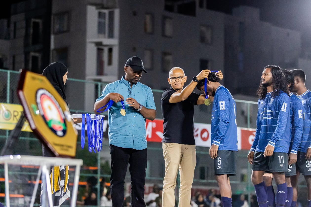 ފެބްރުއަރީ 4، 2022 - (ހުޅުމާލެ): ރާއްޖޭގައި ބޭއްވޭ އެންމެ ބޮޑު ފުޓްސަލް މުބާރާތް، ސޮނީ ގޯލްޑަން ފުޓްސަލް ޗެލެންޖް އިން މި އަހަރު ފެށީ މުޅިން އަލަށް ފެށި ކޮންސެޕްޓްގައި ކުޅުނު ފުރަތަމަ ޗެރިޓީ ޝީލްޑް މެޗަކުން: ޗެރިޓީ ޝީލްޑް މެޗުގައި އެންމެ ފަހުގެ ޗެމްޕިއަން، ތ. ތިމަރަފުށި ބަލިކޮށް ޝީލްޑް މެޗް ކާމިޔާބު ކުރީ ކ. ގާފަރުން. --- ފޮޓޯ: މުހައްމަދު ޝާބިން/ އަދަދު