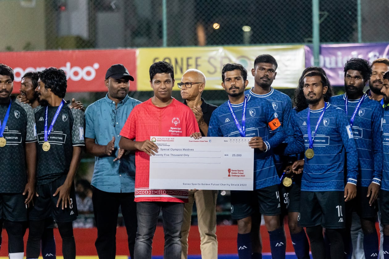 ފެބްރުއަރީ 4، 2022 - (ހުޅުމާލެ): ރާއްޖޭގައި ބޭއްވޭ އެންމެ ބޮޑު ފުޓްސަލް މުބާރާތް، ސޮނީ ގޯލްޑަން ފުޓްސަލް ޗެލެންޖް އިން މި އަހަރު ފެށީ މުޅިން އަލަށް ފެށި ކޮންސެޕްޓްގައި ކުޅުނު ފުރަތަމަ ޗެރިޓީ ޝީލްޑް މެޗަކުން: ޗެރިޓީ ޝީލްޑް މެޗުގައި އެންމެ ފަހުގެ ޗެމްޕިއަން، ތ. ތިމަރަފުށި ބަލިކޮށް ޝީލްޑް މެޗް ކާމިޔާބު ކުރީ ކ. ގާފަރުން: ޝީލްޑް ކާމިޔާބުކުރި ގާފަރުގެ ފަރާތުން ސްޕެޝަލް އޮލިމްޕިކްސް އަށް 25،000 ރުފިޔާގެ ރަމްޒީ ޗެކެއް ހަދިޔާކުރަނީ  --- ފޮޓޯ: މުހައްމަދު ޝާބިން/ އަދަދު
