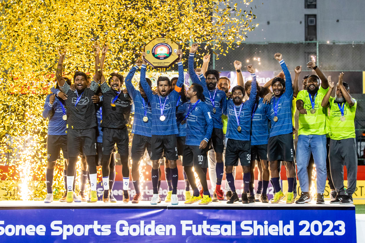 ފެބްރުއަރީ 4، 2022 - (ހުޅުމާލެ): ރާއްޖޭގައި ބޭއްވޭ އެންމެ ބޮޑު ފުޓްސަލް މުބާރާތް، ސޮނީ ގޯލްޑަން ފުޓްސަލް ޗެލެންޖް އިން މި އަހަރު ފެށީ މުޅިން އަލަށް ފެށި ކޮންސެޕްޓްގައި ކުޅުނު ފުރަތަމަ ޗެރިޓީ ޝީލްޑް މެޗަކުން: ޗެރިޓީ ޝީލްޑް މެޗުގައި އެންމެ ފަހުގެ ޗެމްޕިއަން، ތ. ތިމަރަފުށި ބަލިކޮށް ޝީލްޑް މެޗް ކާމިޔާބު ކުރީ ކ. ގާފަރުން: ގާފަރު ވަނީ ގޯލްޑަން ފުޓްސަލް ޗެެލެންޖްގެ ފައިނަލުގައި ދެ ފަހަރު ކުޅެފައި --- ފޮޓޯ: މުހައްމަދު ޝާބިން/ އަދަދު