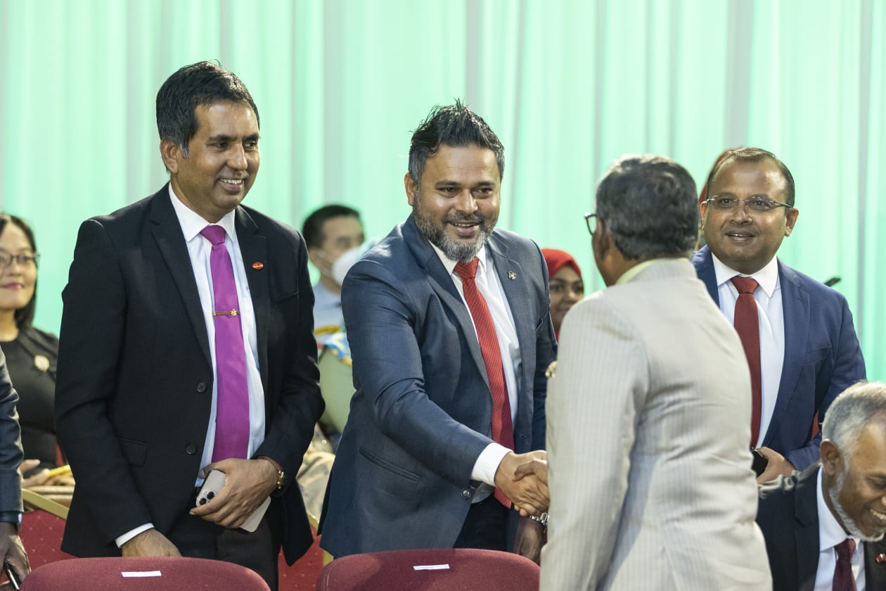 އޮކްޓޯބަރ ، 2022 - ރާއްޖެ އާއި ޗައިނާއާ ދެމެދު ޑިޕްލޮމެޓިކް ގާއިމުކުރިތާ 50 އަހަރު ފުރުމުގެ ގޮތުން ބޭއްވި ހާއްސަ ރަސްމިއްޔާތުގައި ރައީސް ސޯލިހު ވަނީ ޗައިނާ އިން ރާއްޖެއަށް އިގްތިސާދީ ގޮތުންނާއި އިޖުތިމާއީ ގޮތުން ބޮޑެތި ބަދަލުތަކެއް ގެނައުމަށް އެހީތެރިކަން ފޯރުކޮށްދީފައިވާ ކަމަށް ވިދާޅުވެ އެކަންކަމަށް ޝުކުރު އަދާކުރައްވާފަ އެވެ. --- ފޮޓޯ؛ މުހައްމަދު ޝާބިން / އަދަދު