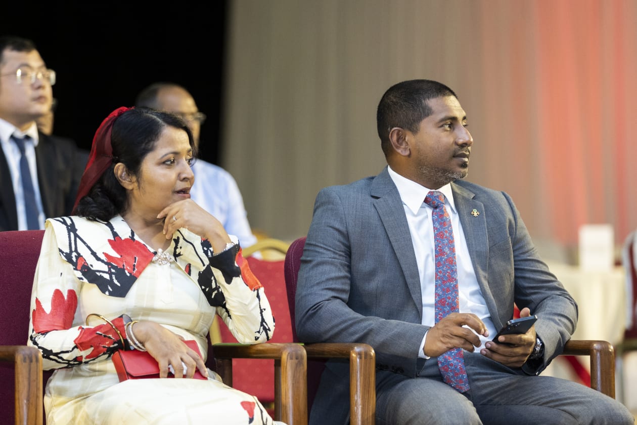 އޮކްޓޯބަރ ، 2022 - ރާއްޖެ އާއި ޗައިނާއާ ދެމެދު ޑިޕްލޮމެޓިކް ގާއިމުކުރިތާ 50 އަހަރު ފުރުމުގެ ގޮތުން ބޭއްވި ހާއްސަ ރަސްމިއްޔާތުގައި ރައީސް ސޯލިހު ވަނީ ޗައިނާ އިން ރާއްޖެއަށް އިގްތިސާދީ ގޮތުންނާއި އިޖުތިމާއީ ގޮތުން ބޮޑެތި ބަދަލުތަކެއް ގެނައުމަށް އެހީތެރިކަން ފޯރުކޮށްދީފައިވާ ކަމަށް ވިދާޅުވެ އެކަންކަމަށް ޝުކުރު އަދާކުރައްވާފަ އެވެ. --- ފޮޓޯ؛ މުހައްމަދު ޝާބިން / އަދަދު