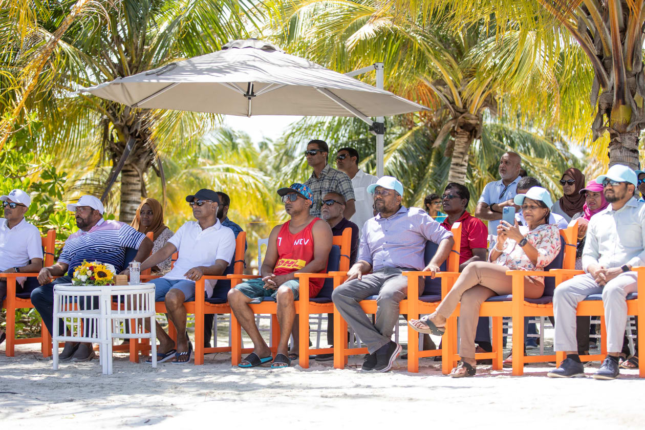 ސަން އައިލެންޑް ރިސޯޓް: މި މަހު 13 ވަނަ ދުވަހުން ފެށިގެން އިއްޔެގެ ނިޔަލަށް ސަން އައިލެންޑް ރިސޯޓްގައި ކުރިއަށްދިޔަ ދުނިޔޭގެ ފެޑެރޭޝަން، އެފްއައިވީބީ ބީޗް ޓުއާގެ މޯލްޑިވްސް ޗެލެންޖް މުބާރާތް ރާއްޖޭގައި ހޯސްޓްކުރުމަކީ ހާއްސަ އުސްއައްޔެއް: މުބާރާތުގެ ފައިނަލް މެޗުތައް ޝަަރަފްވެރިކޮށްދެއްވީ ރައީސް އިބްރާހިމް މުހައްމަދު ސޯލިހު އަރިހުގައި ސަރުކާރުގެ އިސްވެރިން ވެސް ބައިވެރިވެވަޑައިގެންނެވި.-- ފޮޓޯ އަބްދުﷲ އިޔާން/ އަދަދު 