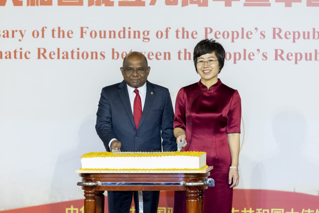 އޮކްޓޯބަރ ، 2022 - ރާއްޖެ އާއި ޗައިނާއާ ދެމެދު ޑިޕްލޮމެޓިކް ގާއިމުކުރިތާ 50 އަހަރު ފުރުމުގެ ގޮތުން ބޭއްވި ހާއްސަ ރަސްމިއްޔާތުގައި ރައީސް ސޯލިހު ވަނީ ޗައިނާ އިން ރާއްޖެއަށް އިގްތިސާދީ ގޮތުންނާއި އިޖުތިމާއީ ގޮތުން ބޮޑެތި ބަދަލުތަކެއް ގެނައުމަށް އެހީތެރިކަން ފޯރުކޮށްދީފައިވާ ކަމަށް ވިދާޅުވެ އެކަންކަމަށް ޝުކުރު އަދާކުރައްވާފަ އެވެ. --- ފޮޓޯ؛ މުހައްމަދު ޝާބިން / އަދަދު