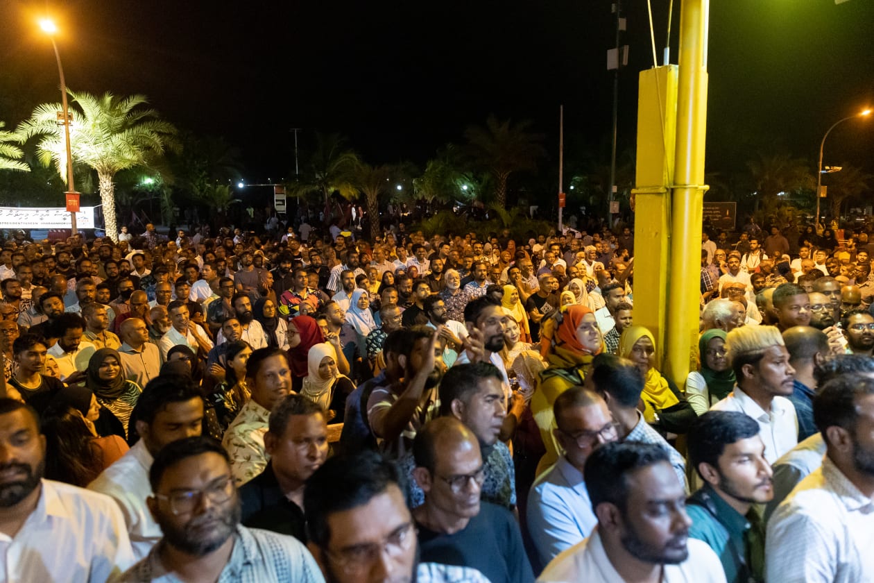 ޖެނުއަރީ 4، 2022 - ރައީސް ސޯލިހް ކެމްޕެއިން ފެށުމަށް އެމްޑީޕީ މައި ހަރުގޭގައި ބޭއްވި ޖަލްސާގެ ތެރެއިން؛ އެމްޑީޕީ ހަރުގެ ކައިރިއަށް ޖަމާވެ ތިބި މީހުން --- ފޮޓޯ؛ މުހައްމަދު ޝާބިން/ އަދަދު