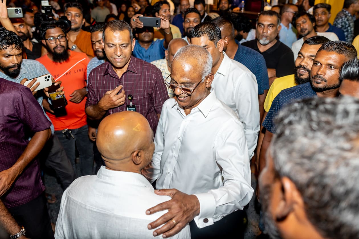 ޖެނުއަރީ 4، 2022 - ރައީސް ސޯލިހް ކެމްޕެއިން ފެށުމަށް އެމްޑީޕީ މައި ހަރުގޭގައި ބޭއްވި ޖަލްސާގެ ތެރެއިން؛ ޖަލްސާ ނިންމާލުމަށްފަހު ރައީސް ސަޕޯޓަރަކާއި އެކު --- ފޮޓޯ؛ މުހައްމަދު ޝާބިން / އަދަދު