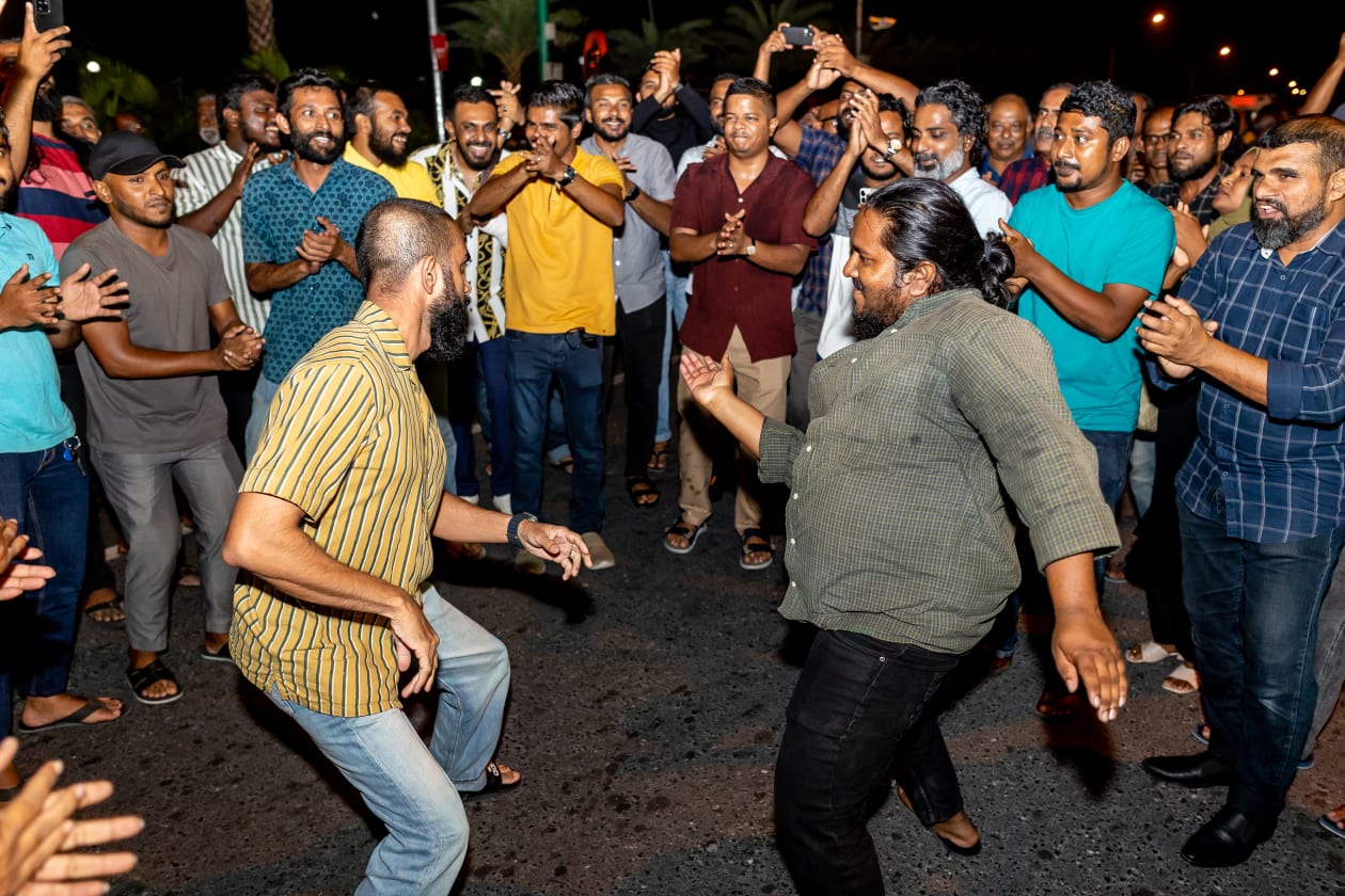 ޖެނުއަރީ 4، 2022 - ރައީސް ސޯލިހް ކެމްޕެއިން ފެށުމަށް އެމްޑީޕީ މައި ހަރުގޭގައި ބޭއްވި ޖަލްސާގެ ތެރެއިން؛ ރައީސް ގެ ސަޕޯޓަރުން އެ ސަރަހައްދުގައި --- ފޮޓޯ؛ މުހައްމަދު ޝާބިން / އަދަދު