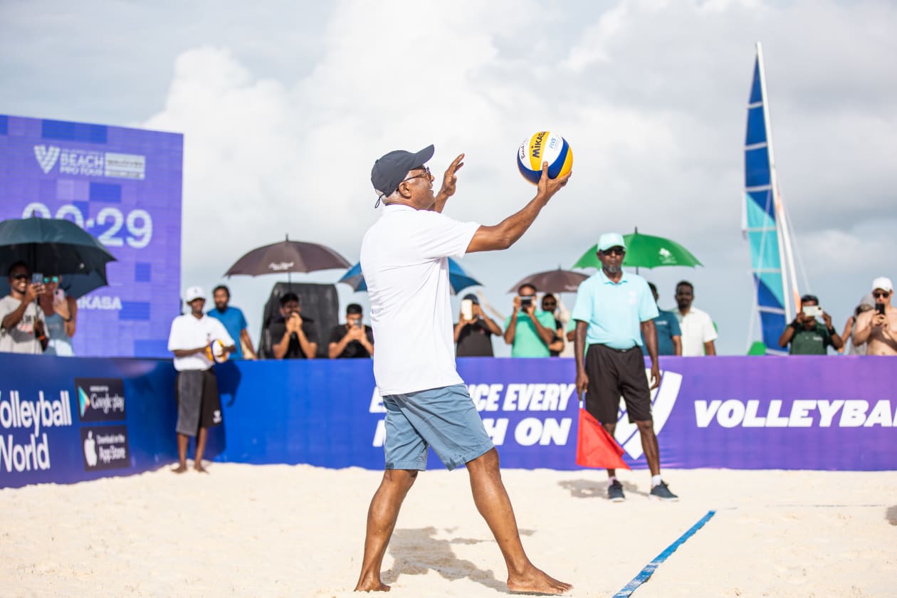 ސަން އައިލެންޑް ރިސޯޓް: މި މަހު 13 ވަނަ ދުވަހުން ފެށިގެން އިއްޔެގެ ނިޔަލަށް ސަން އައިލެންޑް ރިސޯޓްގައި ކުރިއަށްދިޔަ ދުނިޔޭގެ ފެޑެރޭޝަން، އެފްއައިވީބީ ބީޗް ޓުއާގެ މޯލްޑިވްސް ޗެލެންޖް މުބާރާތް ރާއްޖޭގައި ހޯސްޓްކުރުމަކީ ހާއްސަ އުސްއައްޔެއް: މުބާރާތުގެ ފައިނަލް މެޗުތައް ޝަަރަފްވެރިކޮށްދެއްވީ ރައީސް އިބްރާހިމް މުހައްމަދު ސޯލިހު އަރިހުގައި ސަރުކާރުގެ އިސްވެރިން ވެސް ބައިވެރިވެވަޑައިގެންނެވި.-- ފޮޓޯ އަބްދުﷲ އިޔާން/ އަދަދު 