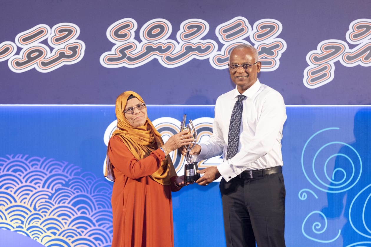 އޮކްޓޫބަރ 23، 2022 - ޒުވާނުންގެ ދުވަހުގެ ޖަލްސާގެ ތެރެއިން: މި އަހަރު އެކި ދާއިރާތަކުން ޒުވާނުންގެ އެވޯޑް ލިބުނު 10 ފަރާތް. ޒުވާނުންގެ ބާރުވެރިކަން އިތުރުކުރުމަށް މަސައްކަތްކުރުމުގެ ދާއިރާއިން ޢަބްދުﷲ ޝަހުނީޒް --- ފޮޓޯ؛ މުހައްމަދު ޝާބިން / އަދަދު