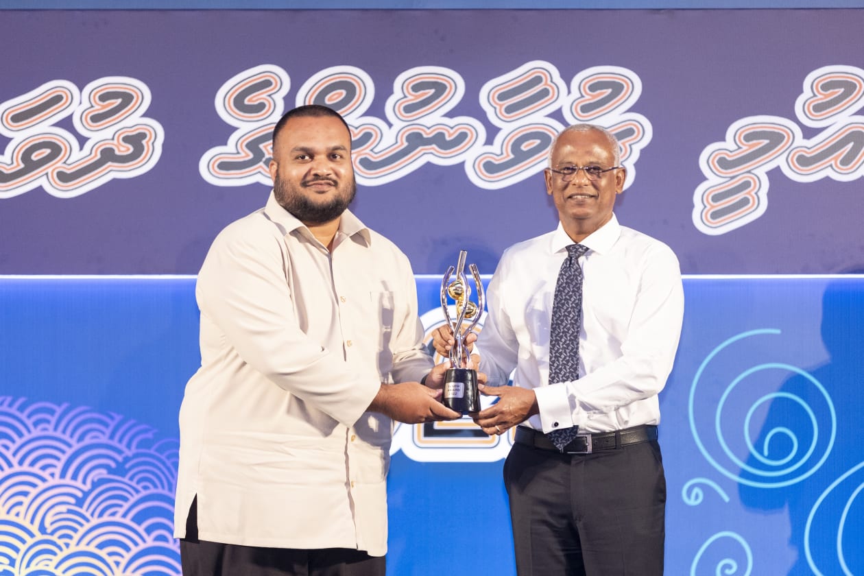 އޮކްޓޫބަރ 23، 2022 - ޒުވާނުންގެ ދުވަހުގެ ޖަލްސާގެ ތެރެއިން: މި އަހަރު އެކި ދާއިރާތަކުން ޒުވާނުންގެ އެވޯޑް ލިބުނު 10 ފަރާތް. ދިވެހިބަހާއި ޘަޤާފަތަށް ޚިދުމަތްކުރުމުގެ ދާއިރާއިން ޢަލީ އަމީރު --- ފޮޓޯ؛ މުހައްމަދު ޝާބިން / އަދަދު