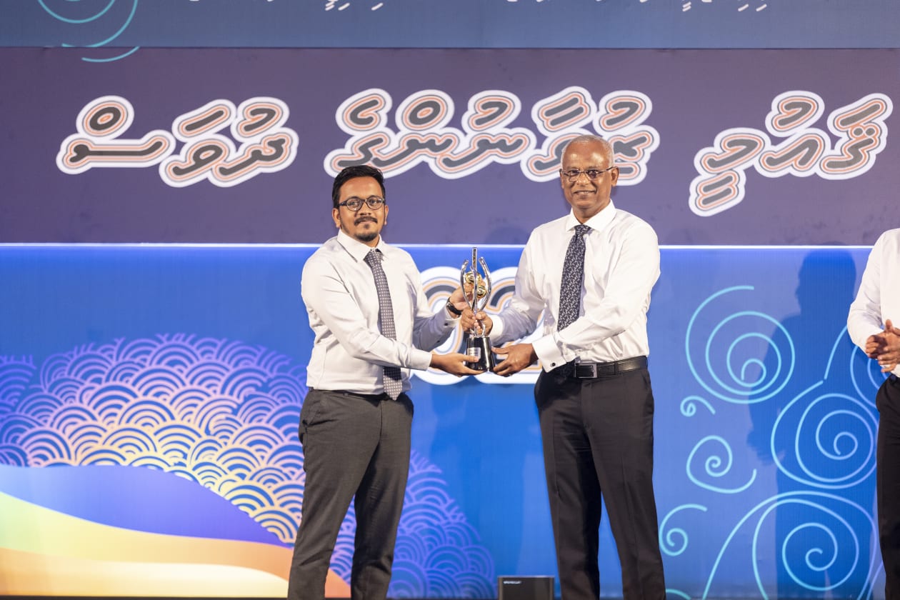 އޮކްޓޫބަރ 23، 2022 - ޒުވާނުންގެ ދުވަހުގެ ޖަލްސާގެ ތެރެއިން: މި އަހަރު އެކި ދާއިރާތަކުން ޒުވާނުންގެ އެވޯޑް ލިބުނު 10 ފަރާތް. ފަންނުވެރިކަމުގެ ދާއިރާއިން ޢަބްދުﷲ ޝަފީޢު --- ފޮޓޯ؛ މުހައްމަދު ޝާބިން / އަދަދު