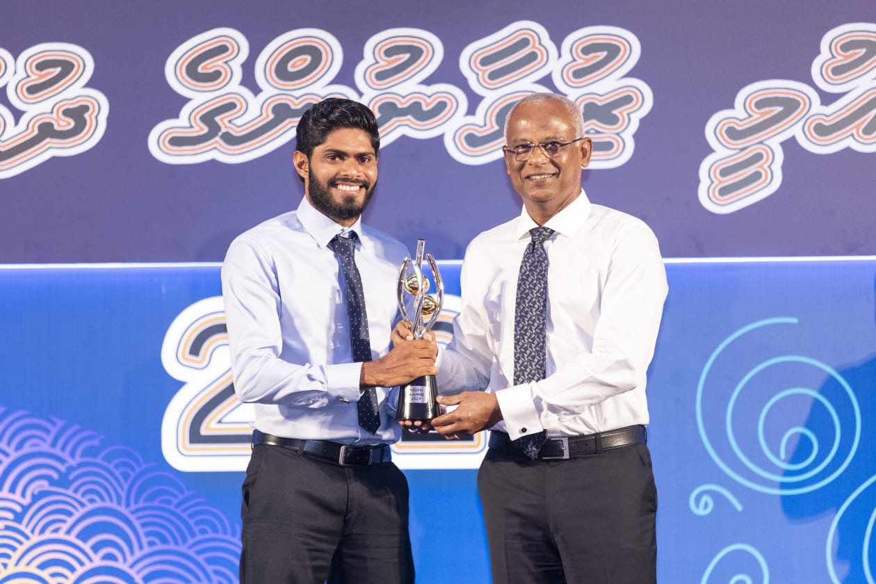 އޮކްޓޫބަރ 23، 2022 - ޒުވާނުންގެ ދުވަހުގެ ޖަލްސާގެ ތެރެއިން: މި އަހަރު އެކި ދާއިރާތަކުން ޒުވާނުންގެ އެވޯޑް ލިބުނު 10 ފަރާތް. މަސްތުވާތަކެއްޗާއި ދެކޮޅަށް މަސައްކަތްކުރުމުގެ ދާއިރާއިން އާފިރު މުޙައްމަދު --- ފޮޓޯ؛ މުހައްމަދު ޝާބިން / އަދަދު
