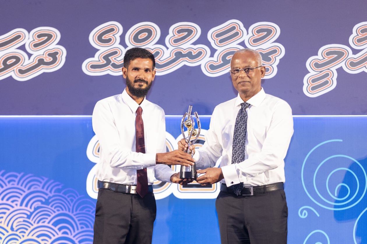 އޮކްޓޫބަރ 23، 2022 - ޒުވާނުންގެ ދުވަހުގެ ޖަލްސާގެ ތެރެއިން: މި އަހަރު އެކި ދާއިރާތަކުން ޒުވާނުންގެ އެވޯޑް ލިބުނު 10 ފަރާތް. ދަނޑުވެރިކަމުގެ ދާއިރާއިން ޢަލީ ރަޝީދު --- ފޮޓޯ؛ މުހައްމަދު ޝާބިން / އަދަދު