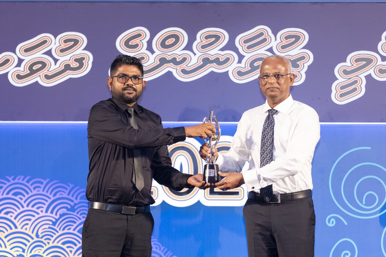 އޮކްޓޫބަރ 23، 2022 - ޒުވާނުންގެ ދުވަހުގެ ޖަލްސާގެ ތެރެއިން: މި އަހަރު އެކި ދާއިރާތަކުން ޒުވާނުންގެ އެވޯޑް ލިބުނު 10 ފަރާތް. ވޮކޭޝަނަލް ޓްރެއިނިންގ – ދަސްކޮށްދިނުމުގެ ދާއިރާއިން އިބްރާހިމް ޝަރީފް ޙަސަން --- ފޮޓޯ؛ މުހައްމަދު ޝާބިން / އަދަދު