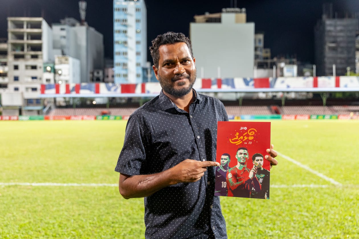 މާލެ (ޖޫން 18) - ޔޫރޯ ފުޓްބޯޅަ މުބާރާތަށް އަމާޒުކޮށް، އަދަދު އިން ނެރުނު "ބޯޅައީދު - ޔޫރޯ24" މެގަޒިން އަށް ވަނީ ބޮޑު ތަރުހީބެއް ލިބިފައި. ޔޫރޯ ފުޓްބޯޅަ މުބާރާތުގައި މި ފަހަރު ވާދަކުރާ ޓީމުތަކުގެ މައުލޫމާތާއި މުބާރާތް ކުޅޭ ސްޓޭޑިއަމްތަކާއި ޖަރުމަނުގެ ތައްޔާރީތަކުގެ ވާހަކަ މި މެގަޒިންގައި ހިމެނޭ.-- ފޮޓޯ: އަދަދު