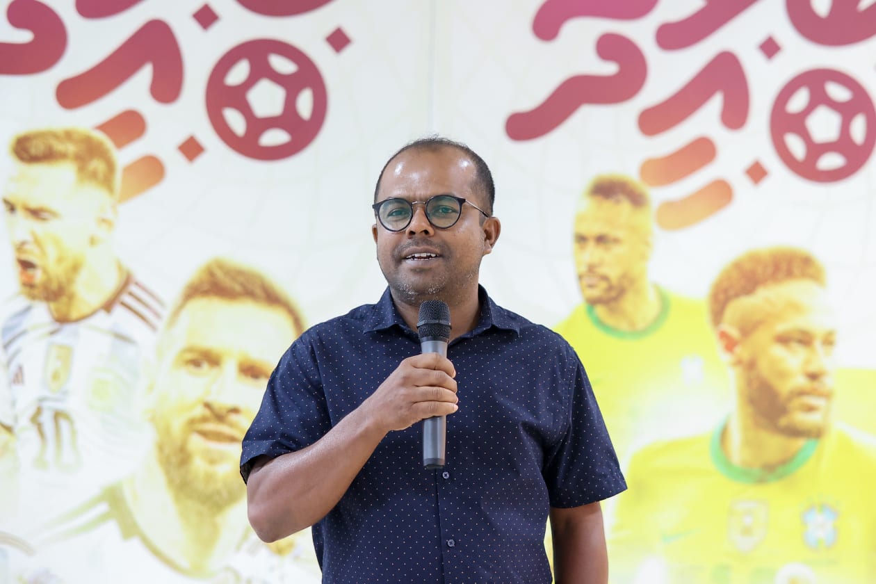 ޖެނުއަރީ 15، 2022 - އަދަދު ވޯލްޑް ކަޕް ކަވަރޭޖް 'ބޯޅަ އީދު'ގެ ވަނަ ވަނައަށް ހޮވުނު ފަރާތްތަކަށް އިނާމް ހަވާލުކުރުމުގެ ހަފްލާގެ ތެރެއިން؛ ސީއީއޯ ހުސެއިން ފިޔާޒު މޫސާ ވާހަކަދައްކަނީ --- ފޮޓޯ؛ މުހައްމަދު ޝާބިން / އަދަދު