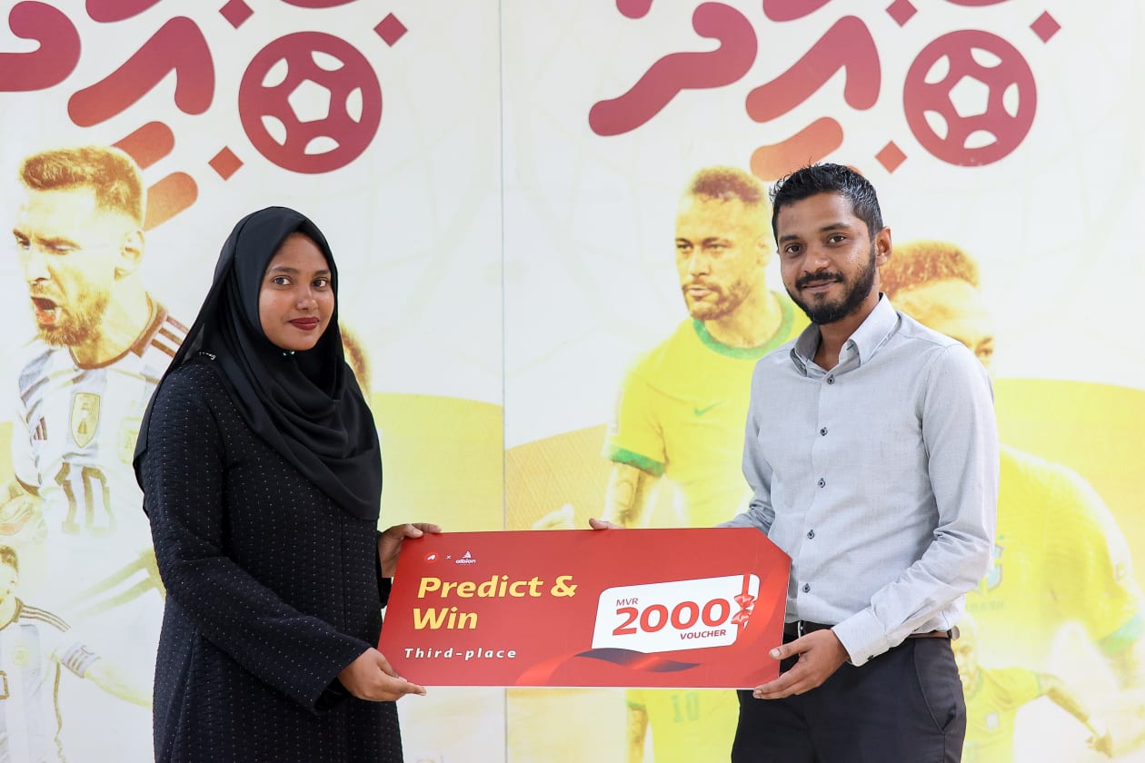 ޖެނުއަރީ 15، 2022 - އަދަދު ވޯލްޑް ކަޕް ކަވަރޭޖް 'ބޯޅަ އީދު'ގެ ވަނަ ވަނައަށް ހޮވުނު ފަރާތްތަކަށް އިނާމް ހަވާލުކުރުމުގެ ހަފްލާގެ ތެރެއިން؛ ސްކޯ ދިމާކޮށްގެން 3 ވަނައަށް ހޮވުނު ފަރާތަށް އިނާމު ހަވާލުކުރަނީ --- ފޮޓޯ؛ މުހައްމަދު ޝާބިން / އަދަދު